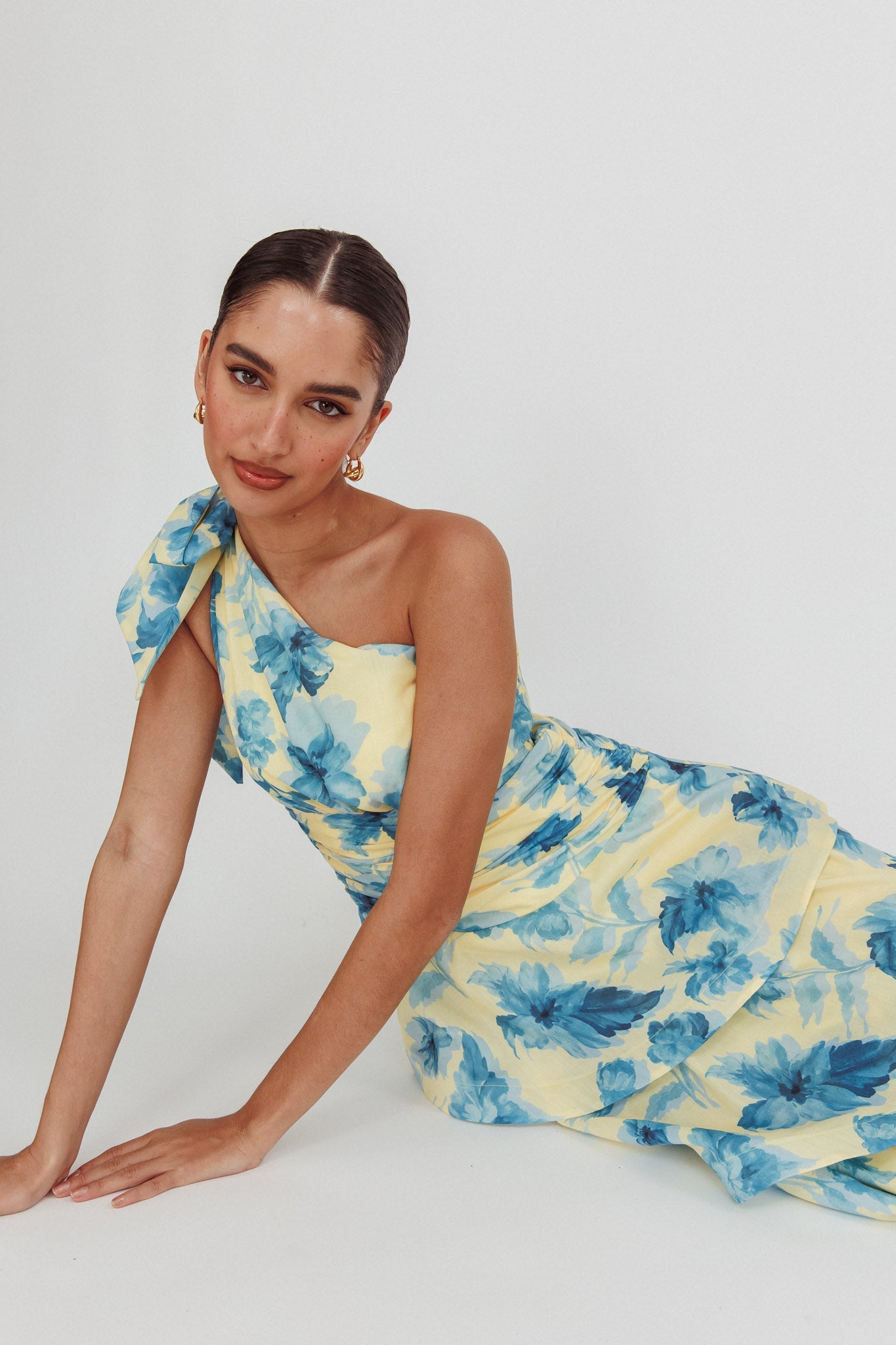 Abito lungo floreale a balze con una spalla Kenny, giallo