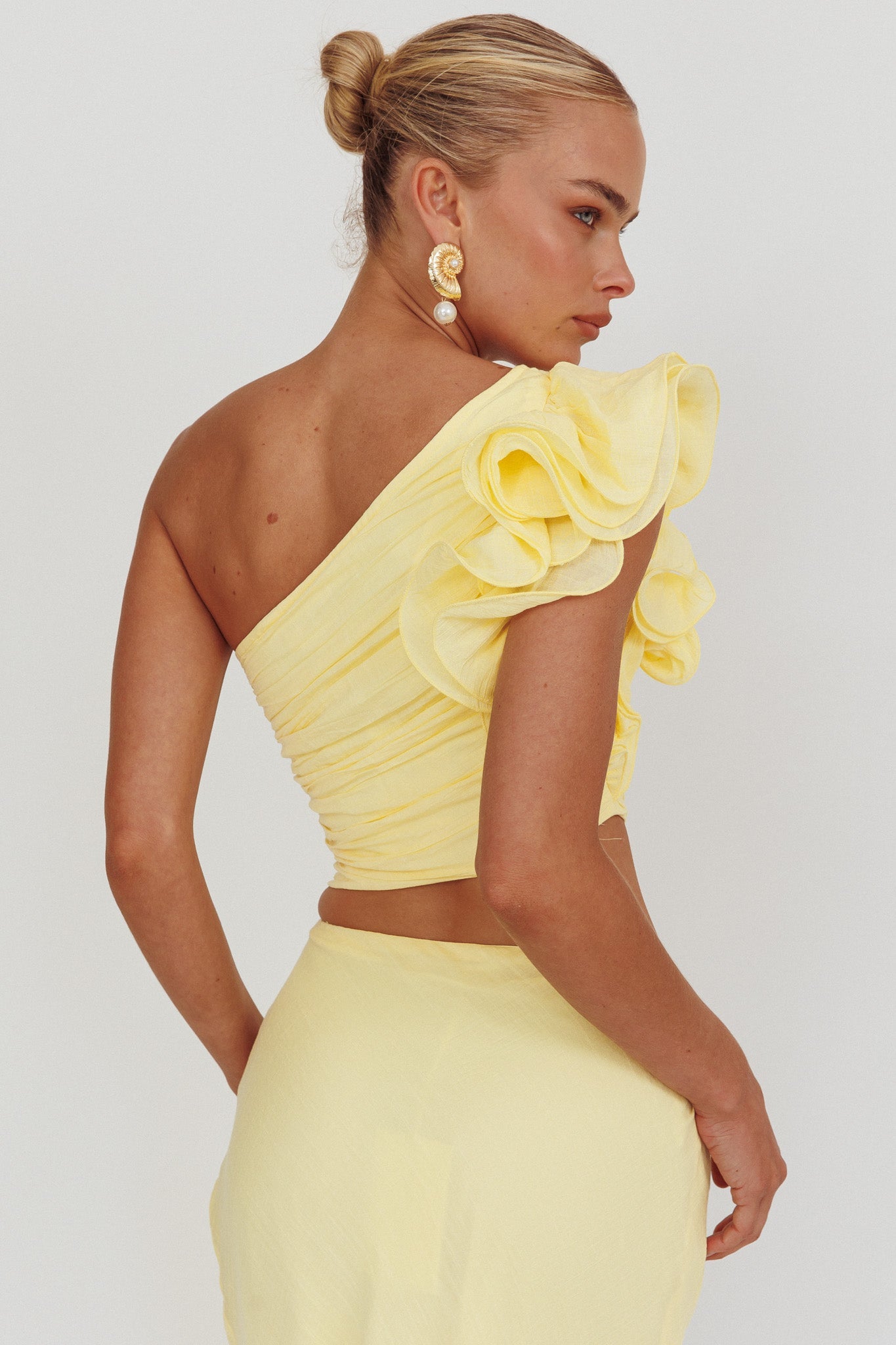 Top monospalla con volant Deanna color limone