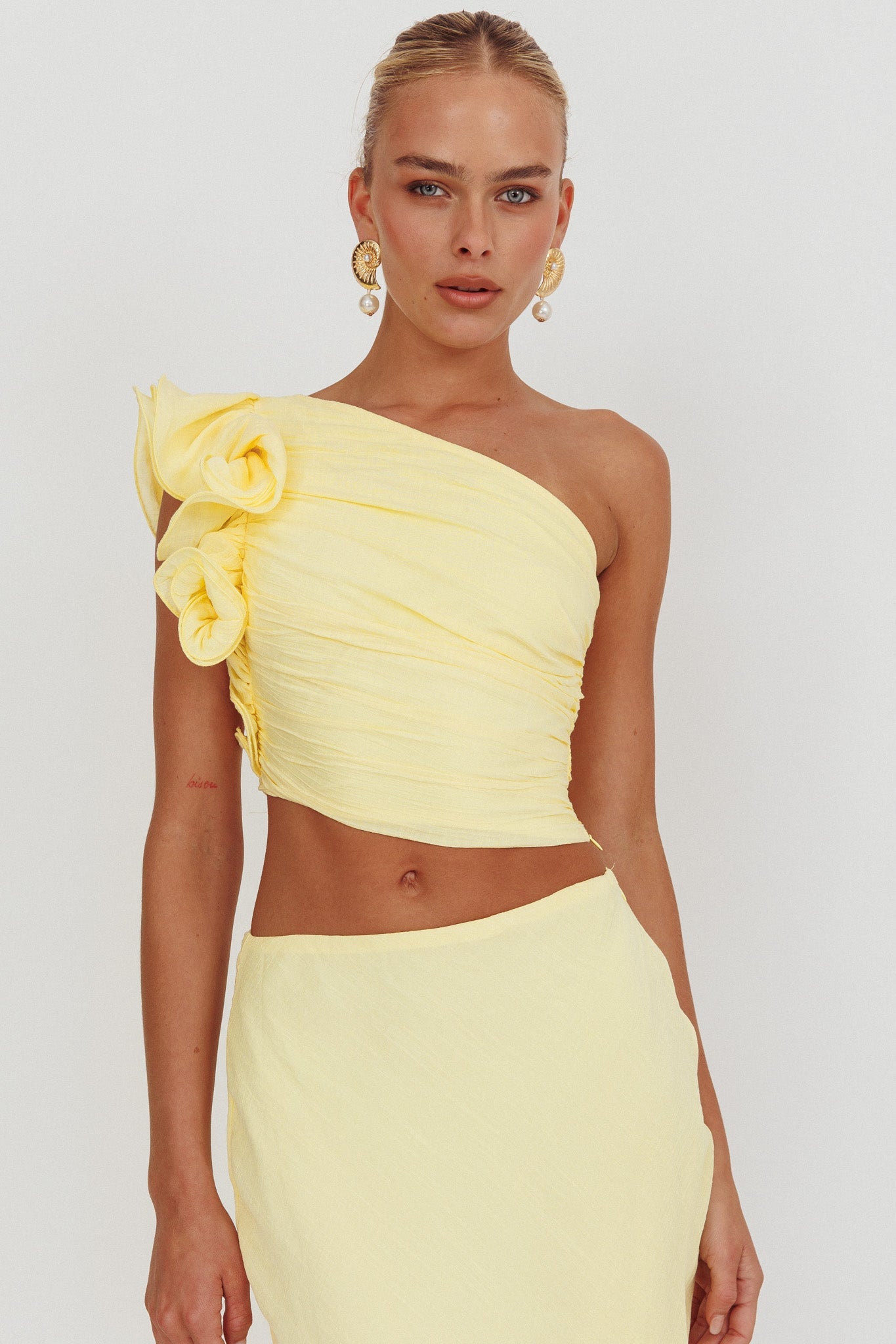 Top monospalla con volant Deanna color limone