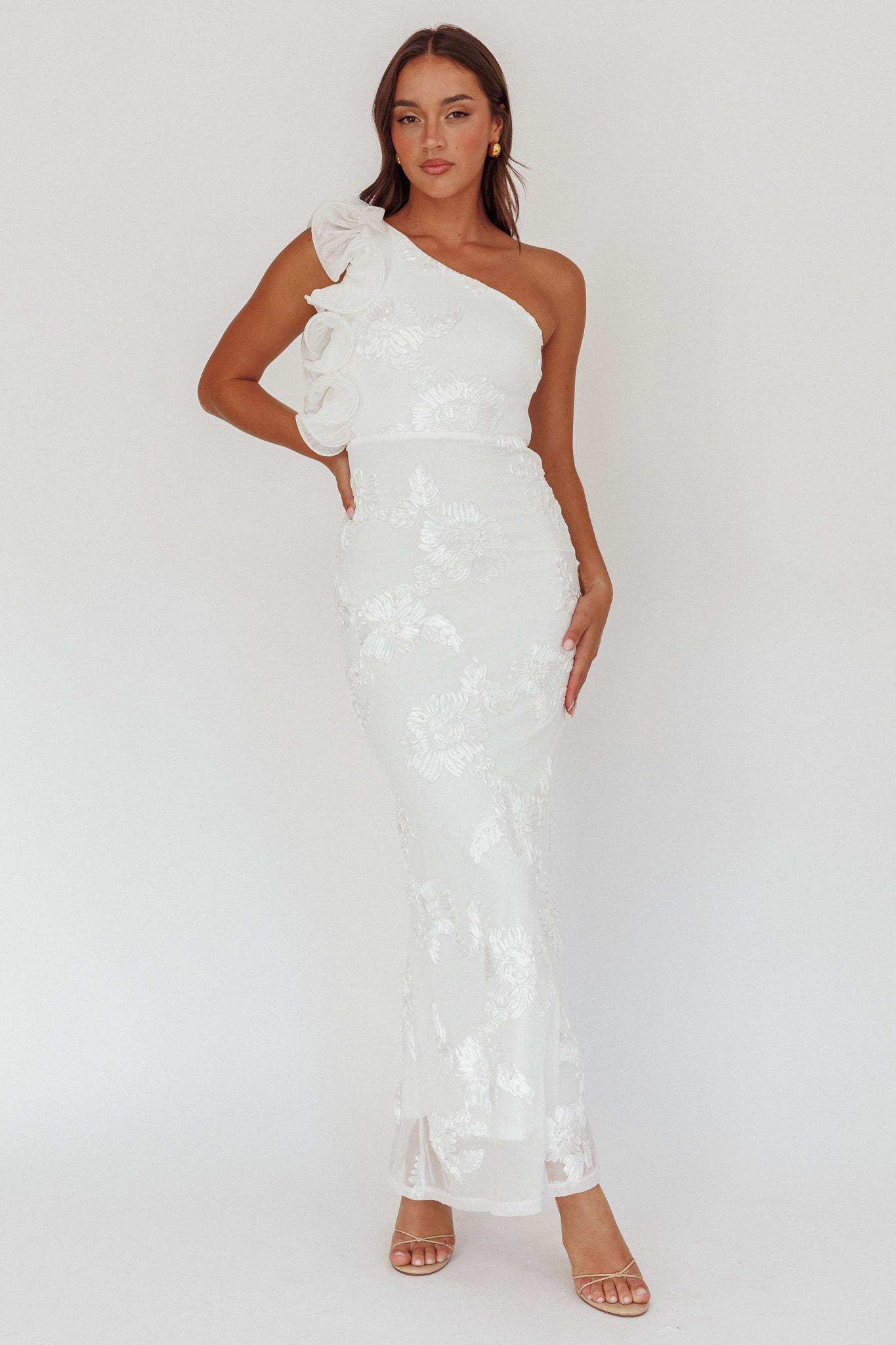 Abito lungo monospalla con volant Deanna, bianco con trama floreale