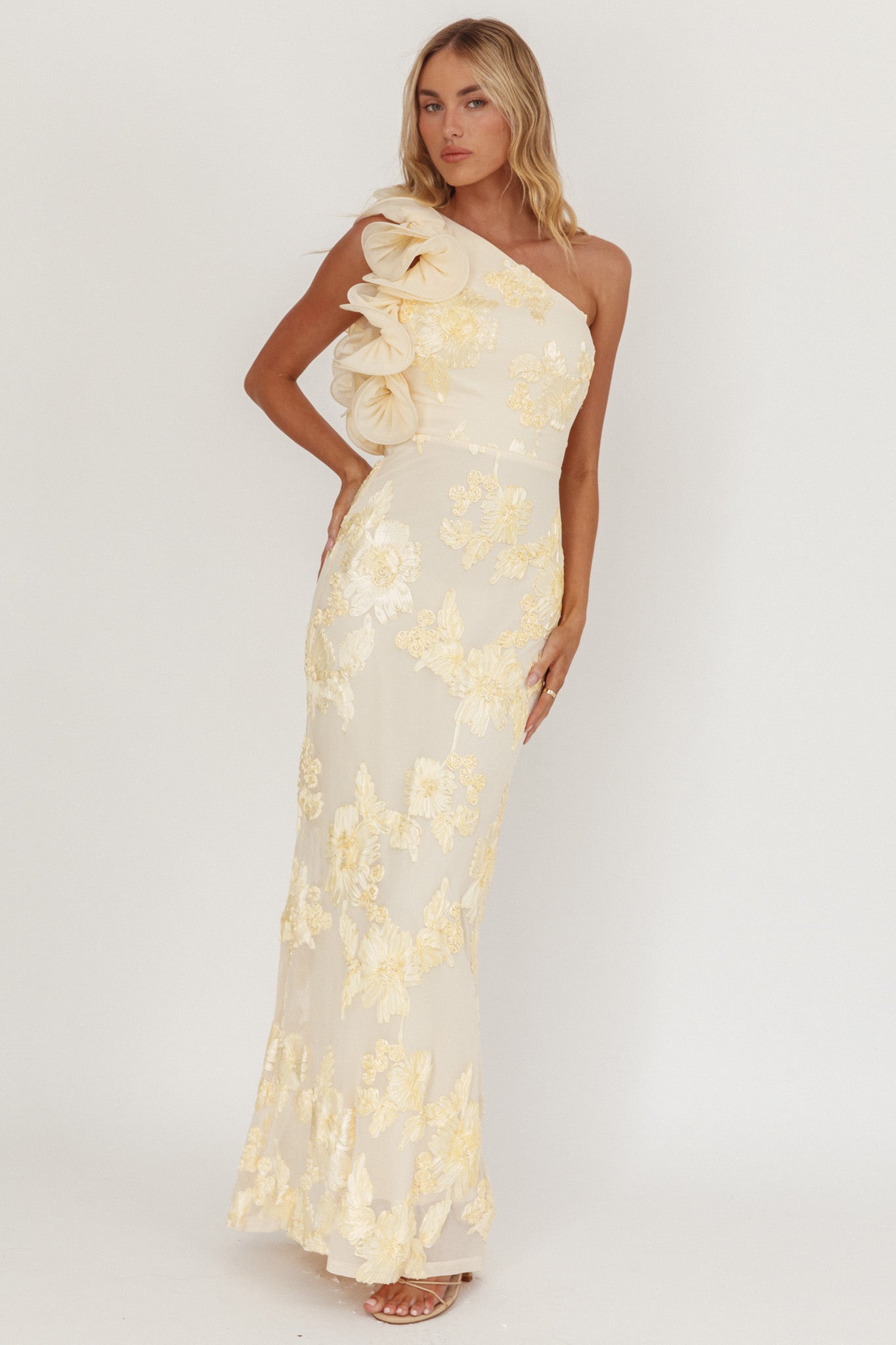 Abito lungo monospalla con volant Deanna, motivo floreale, giallo