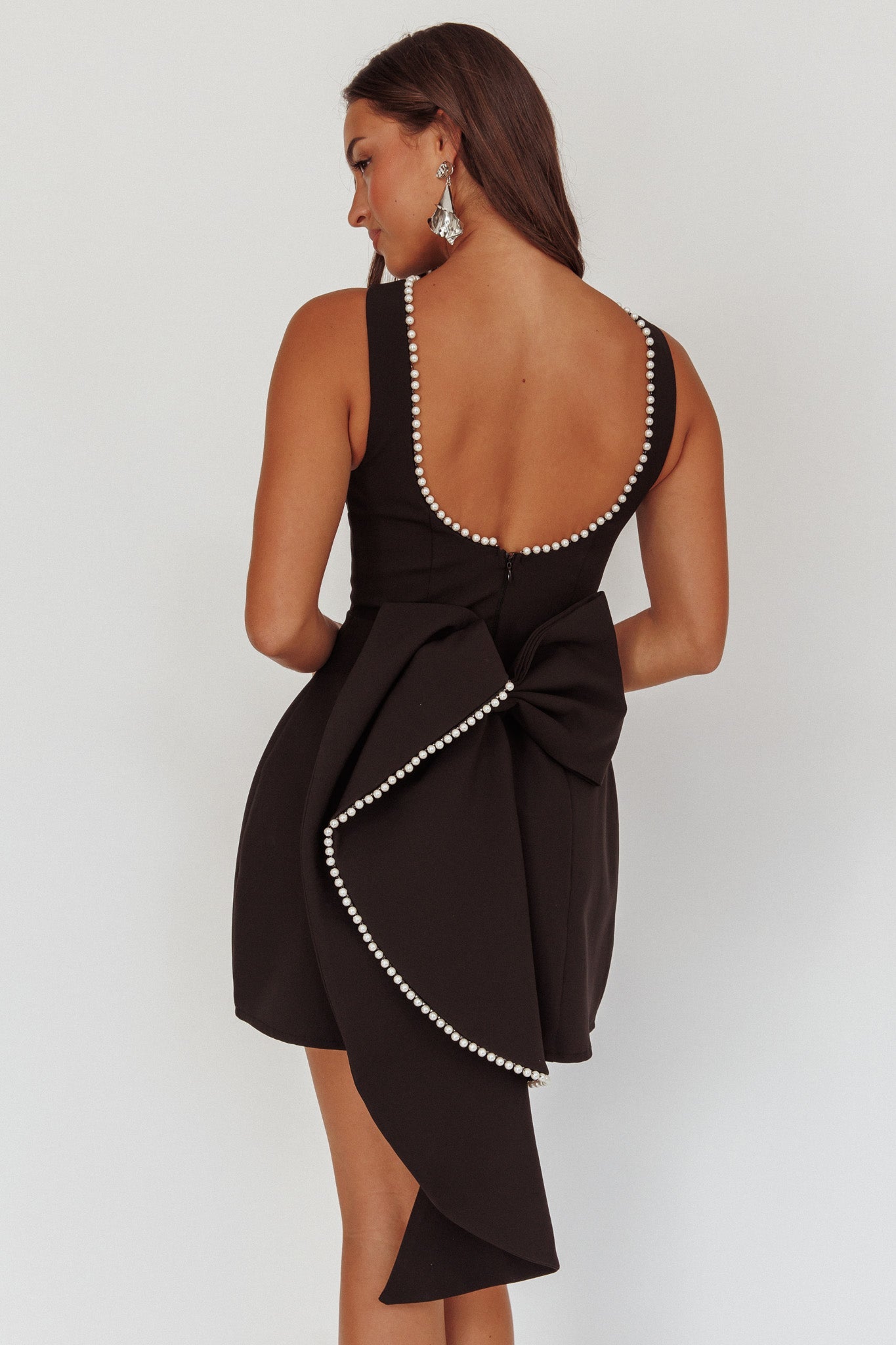 Mini abito oversize con fiocco e finiture in perle opulente nero