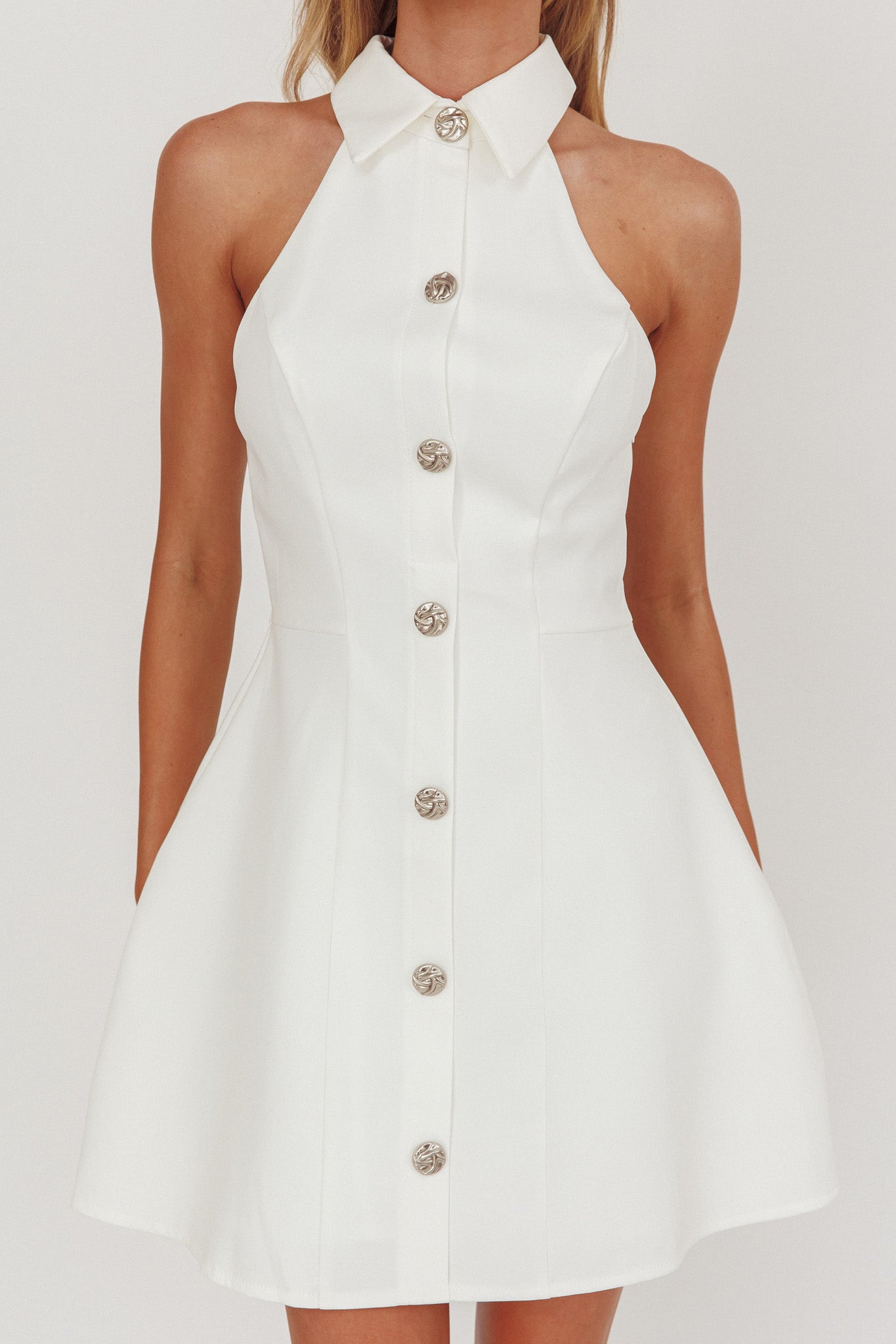 Mini abito bianco con scollo a V e colletto opulento