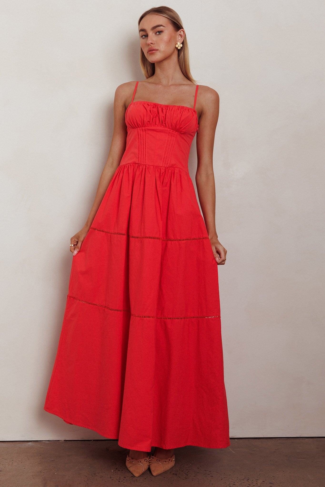 Abito lungo rosso a trapezio con scollo a V e arricciatura Heavenly Glow