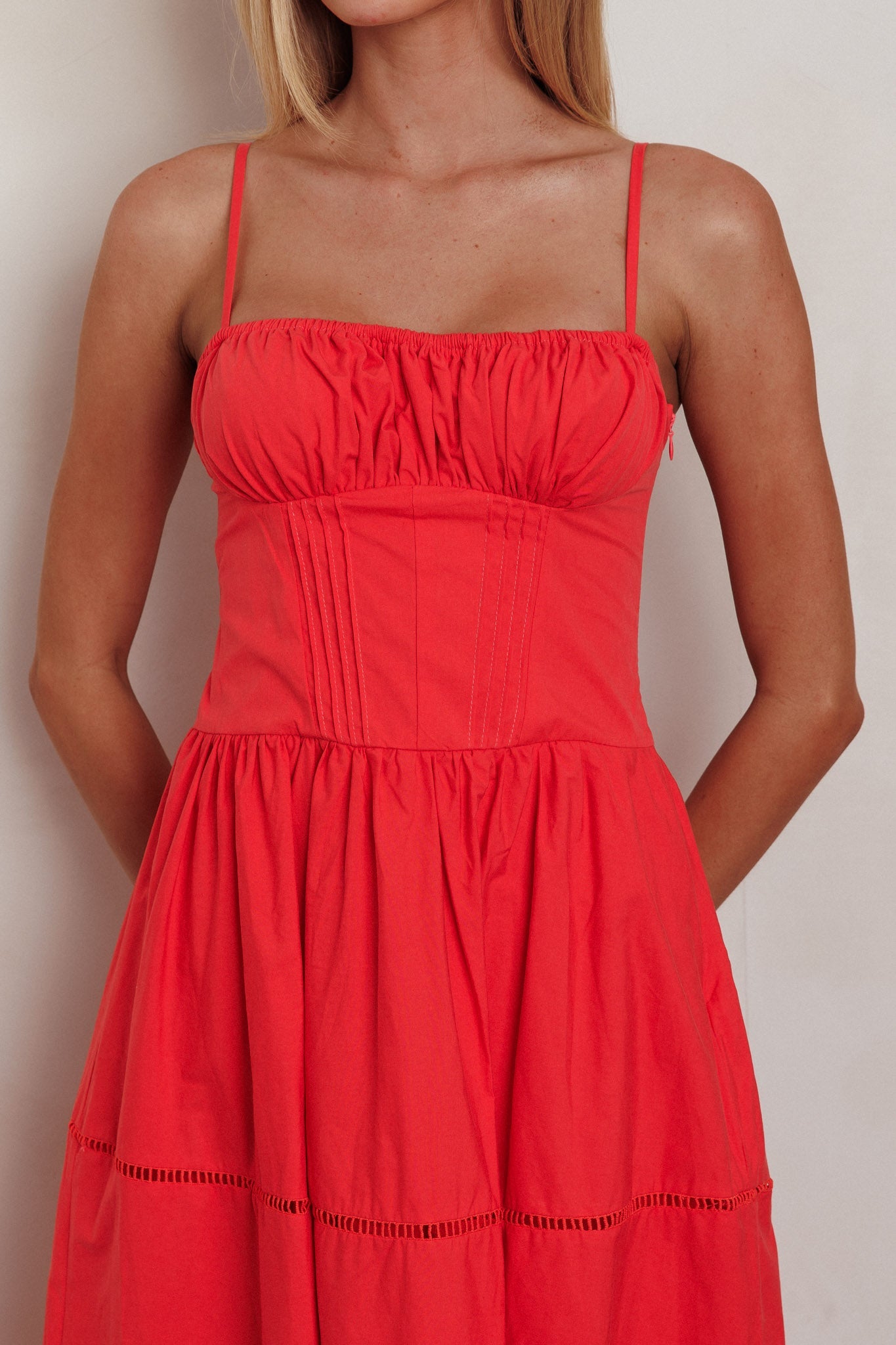 Abito lungo rosso a trapezio con scollo a V e arricciatura Heavenly Glow