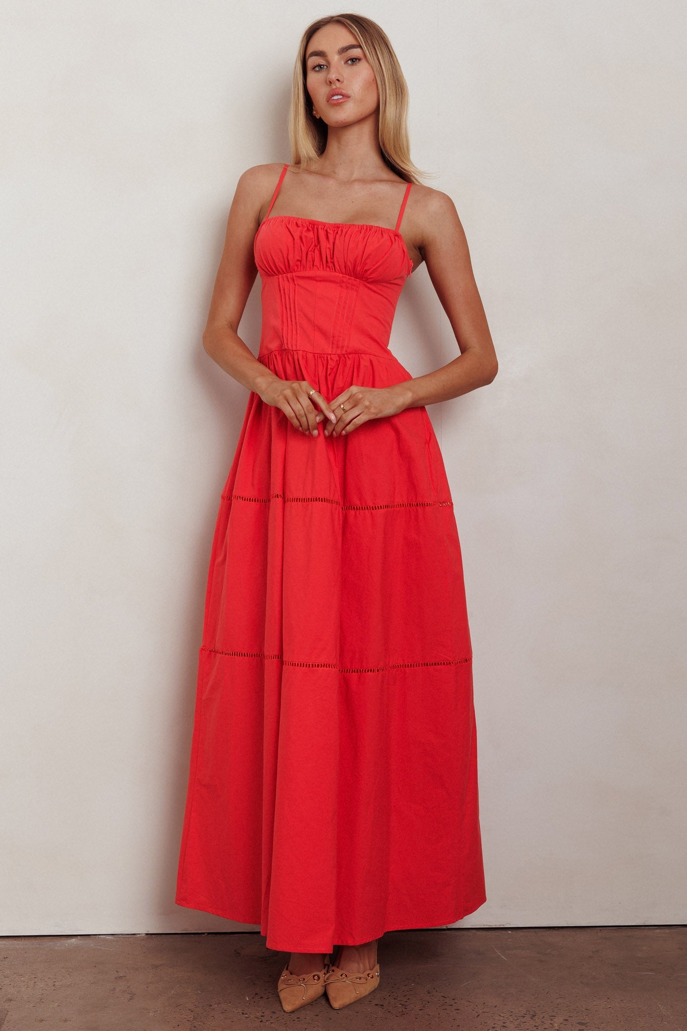 Abito lungo rosso a trapezio con scollo a V e arricciatura Heavenly Glow