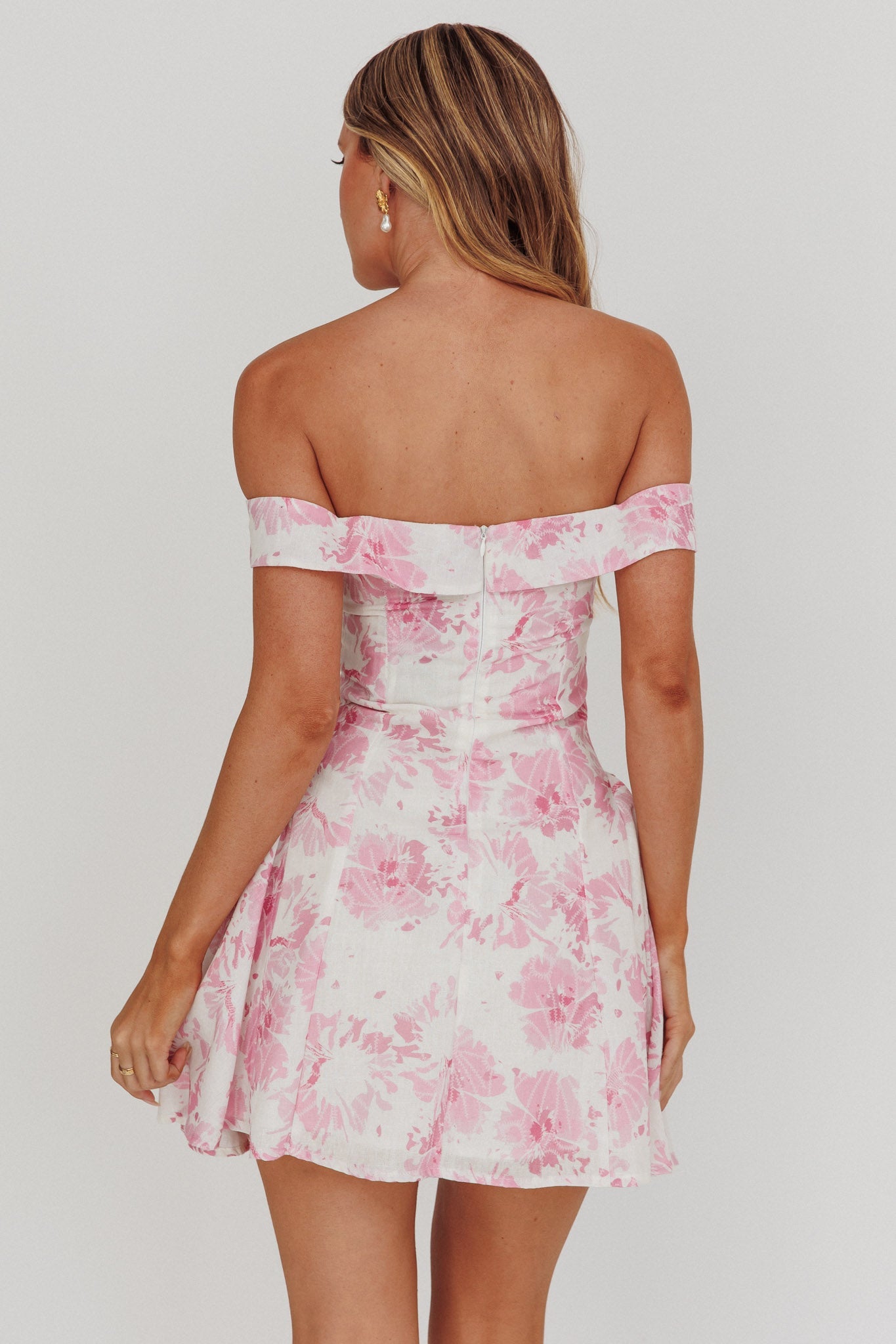 Mini abito con spalle scoperte e stampa floreale rosa