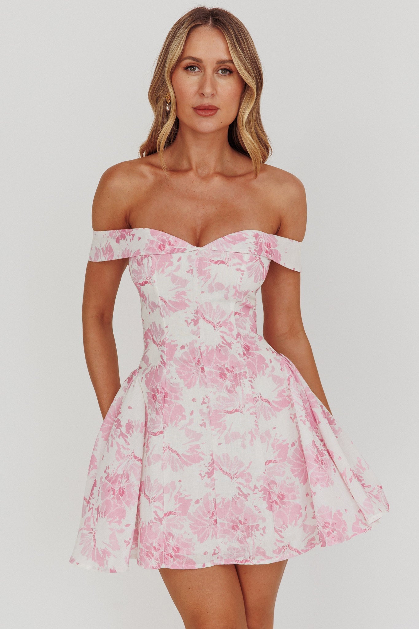 Mini abito con spalle scoperte e stampa floreale rosa