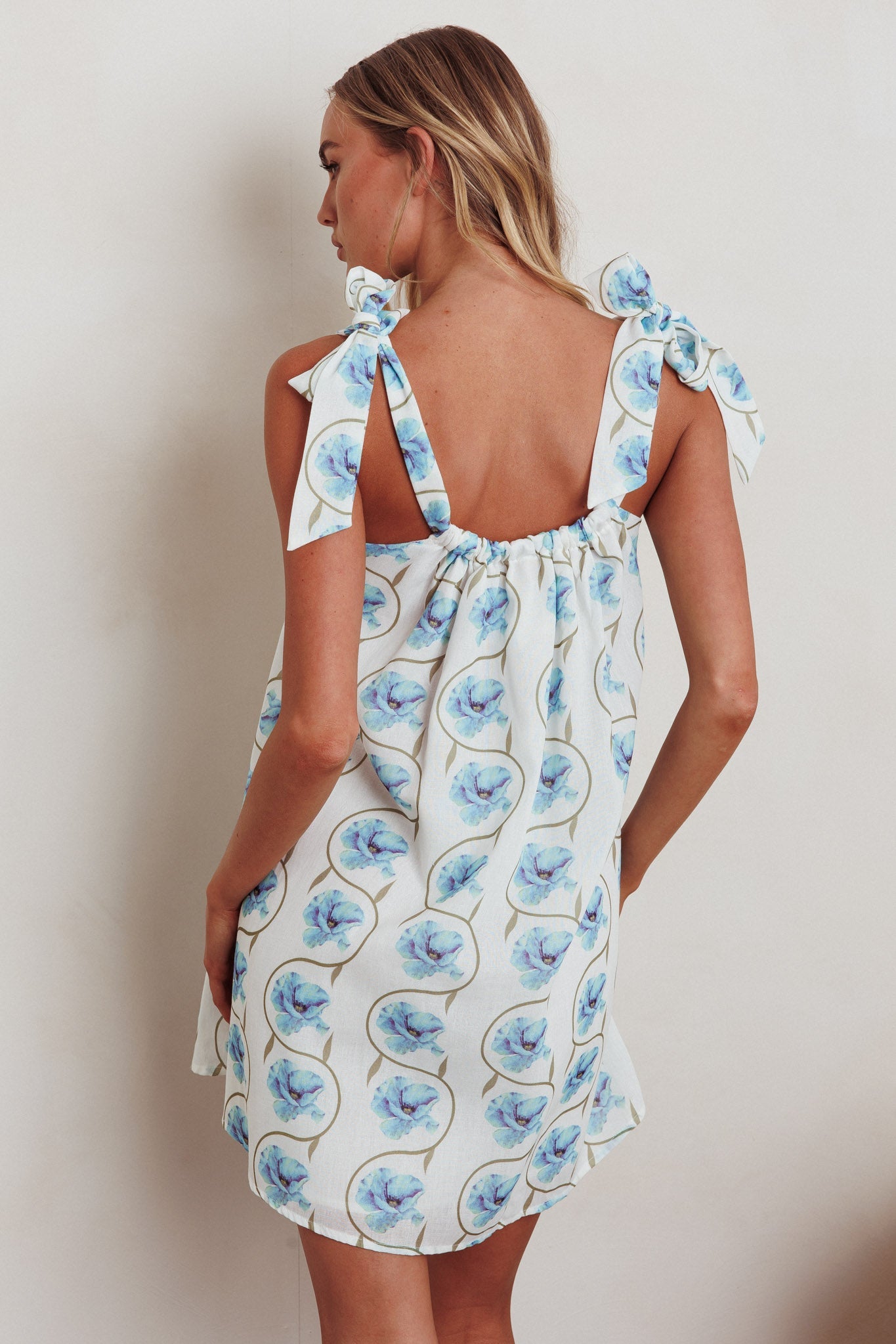 Annalee Mini abito con spalle legate e stampa floreale blu