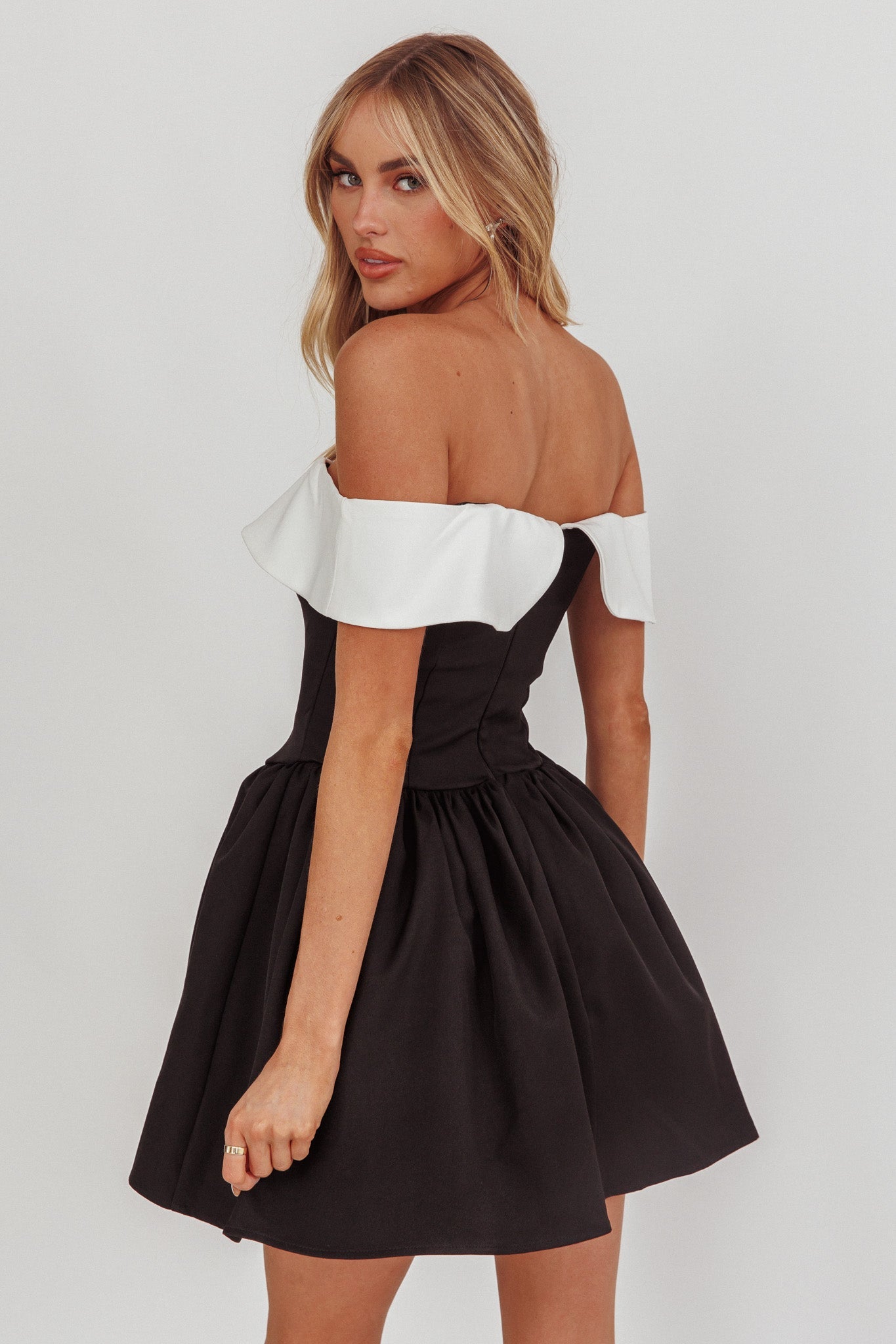 Grace Kelly Mini abito nero con spalle scoperte a contrasto