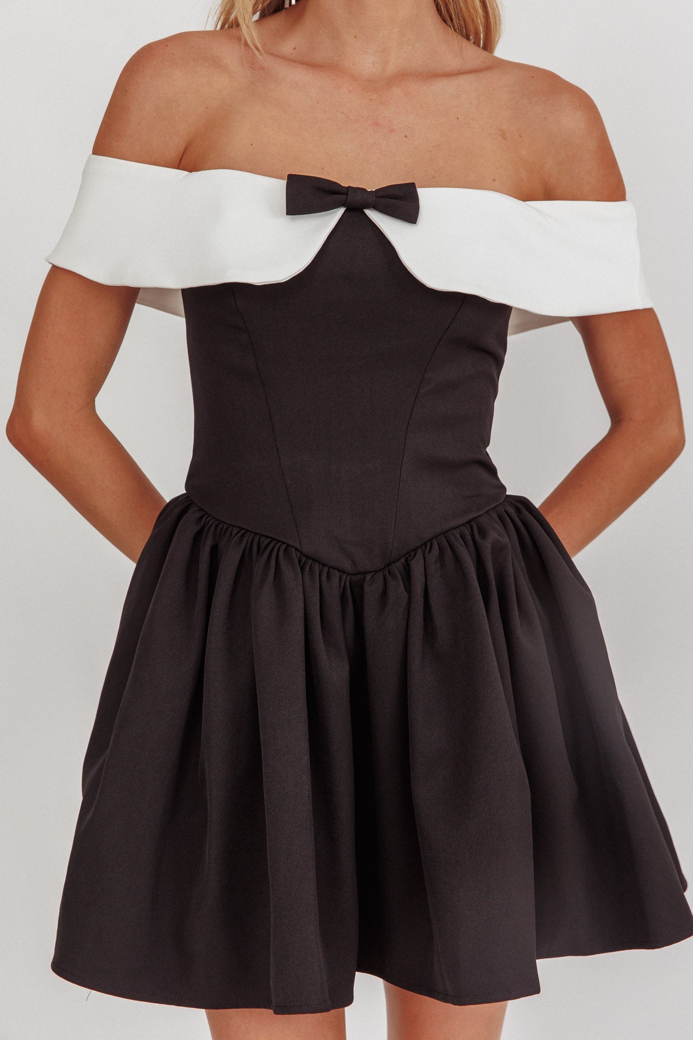 Grace Kelly Mini abito nero con spalle scoperte a contrasto