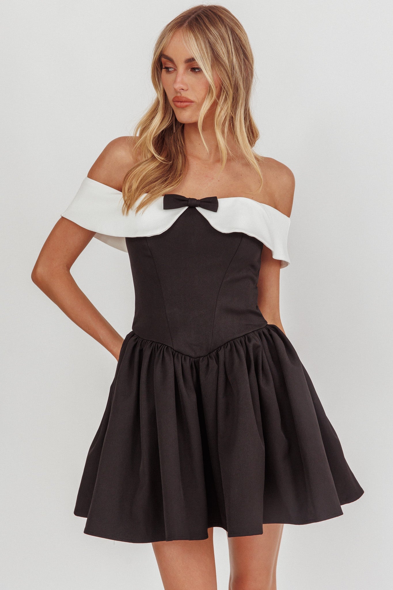 Grace Kelly Mini abito nero con spalle scoperte a contrasto