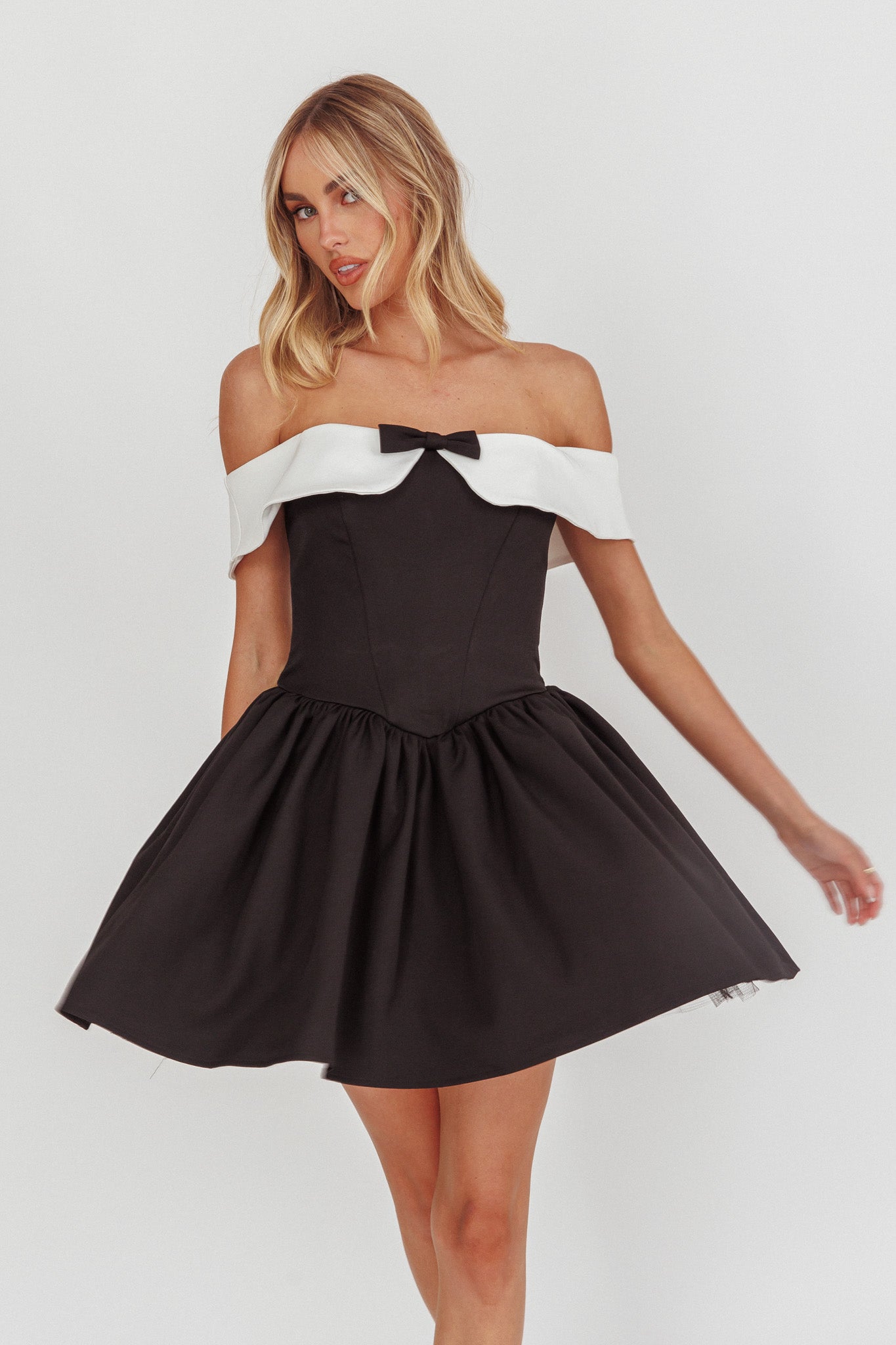 Grace Kelly Mini abito nero con spalle scoperte a contrasto