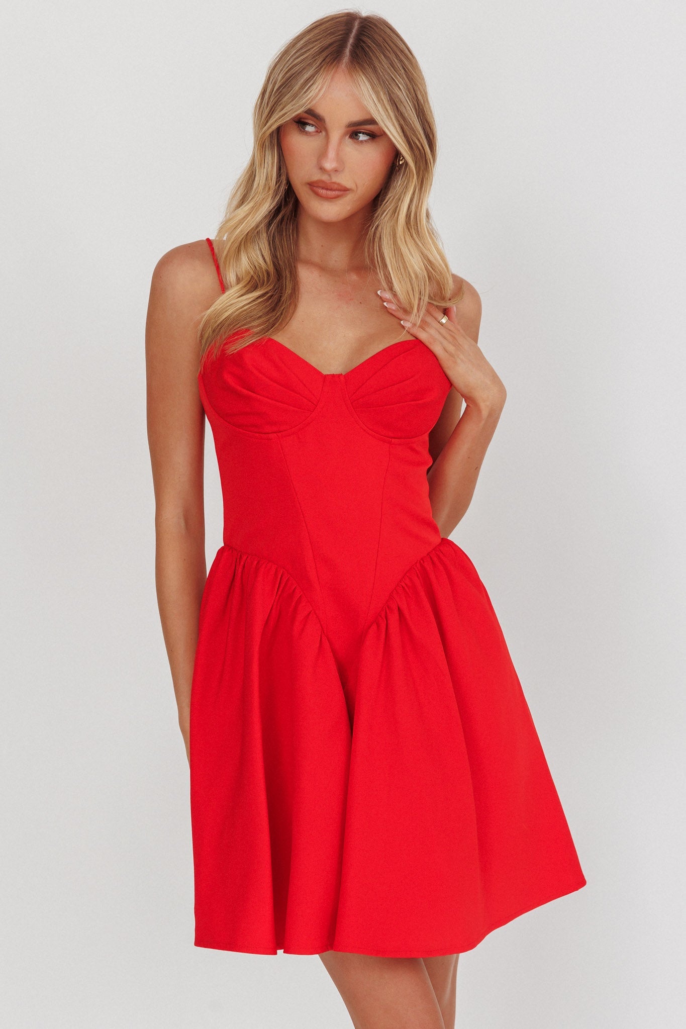 Mini abito rosso con lacci sulla schiena e segni zodiacali