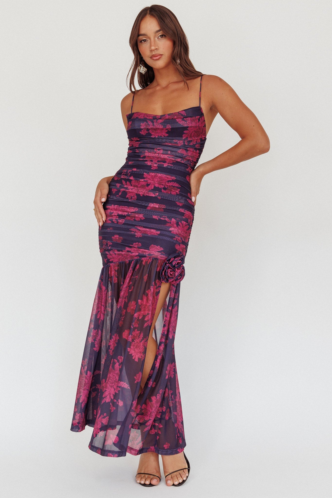 Abito lungo in rete arricciata Stole The Show con stampa floreale color uva