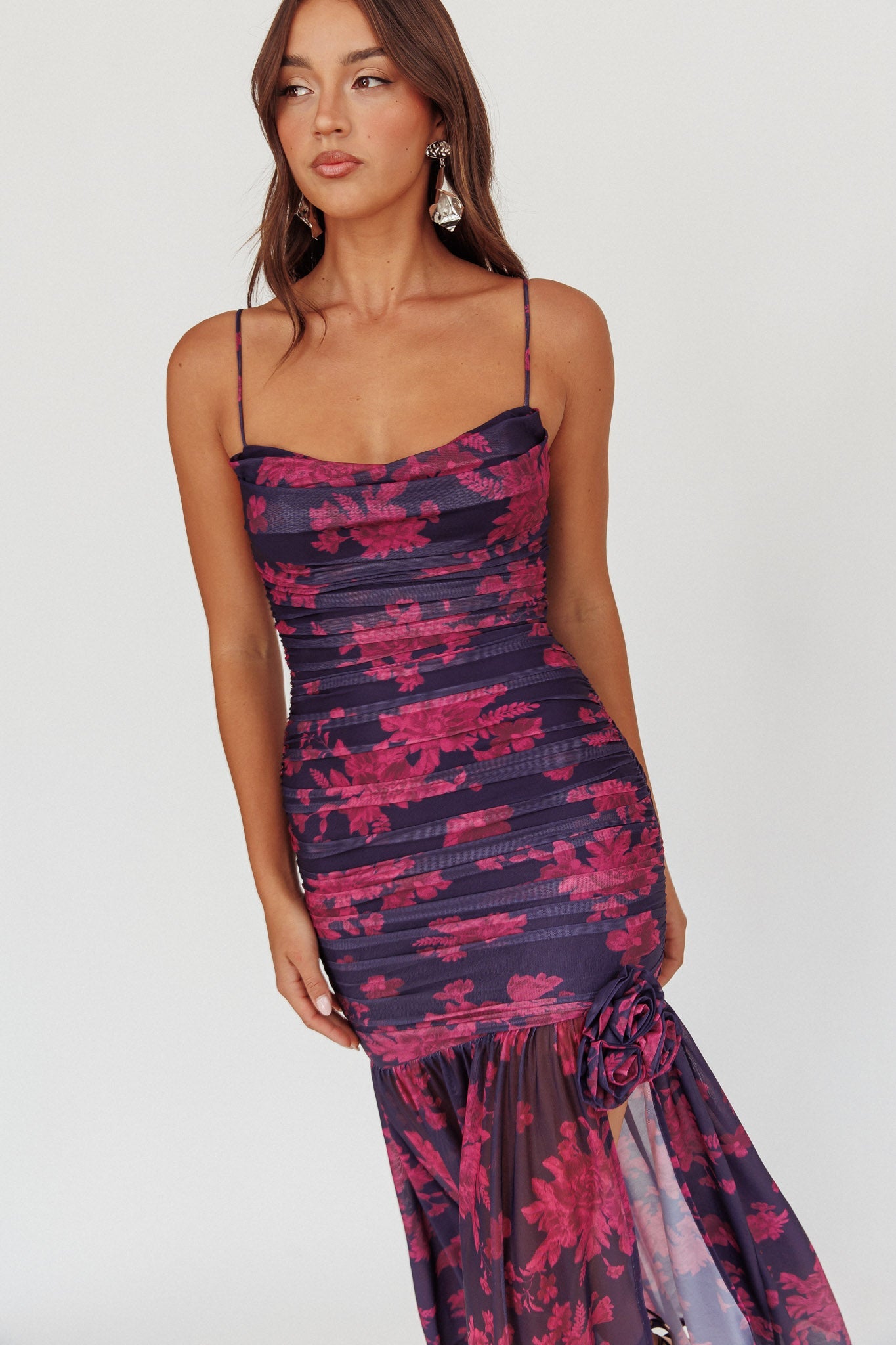 Abito lungo in rete arricciata Stole The Show con stampa floreale color uva