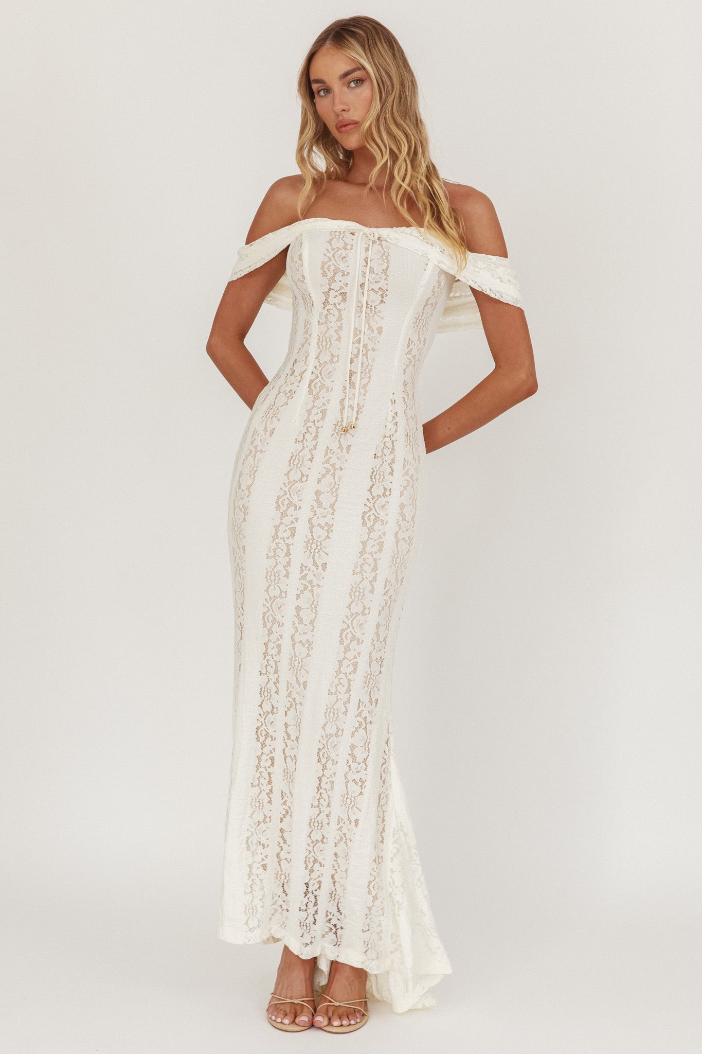 Abito lungo Enigma con spalle scoperte in pizzo color crema
