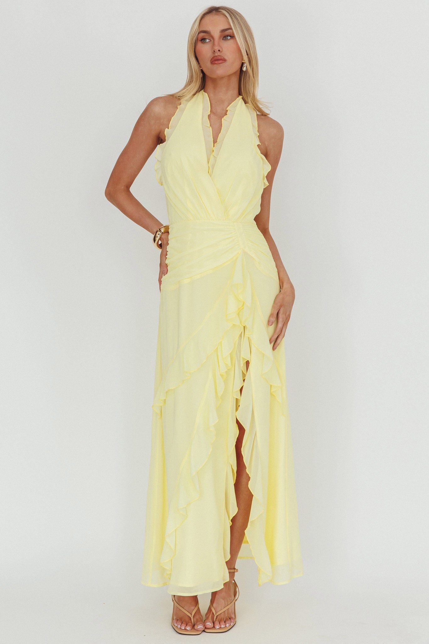 Abito lungo con volant e scollo all'americana giallo