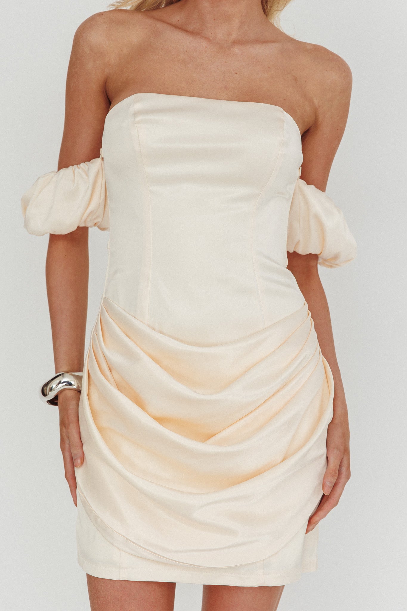 Mini abito drappeggiato con spalle scoperte Everly color crema