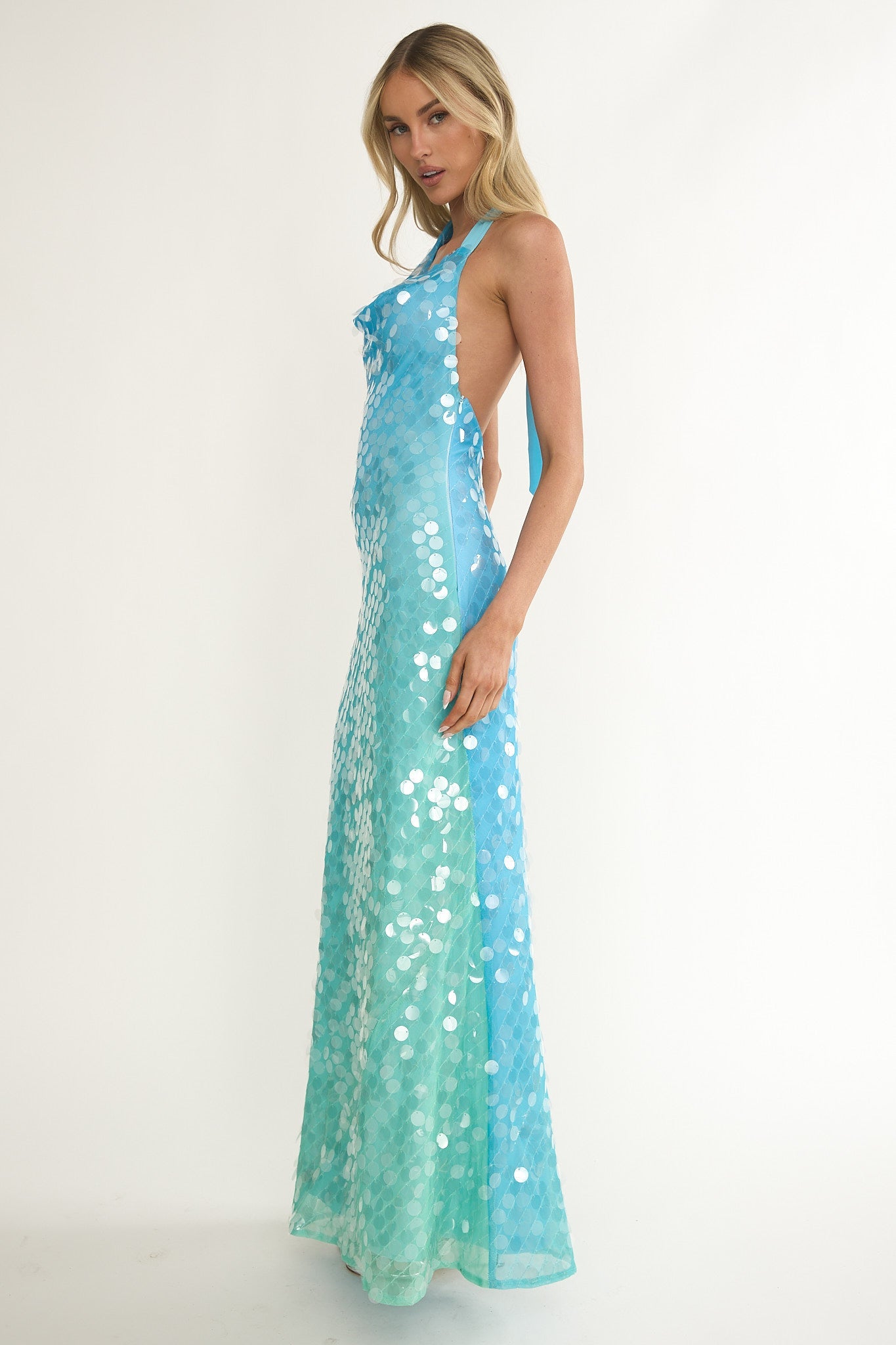 Abito lungo con paillettes e scollo all'americana asimmetrico Kirralee, blu e multicolore