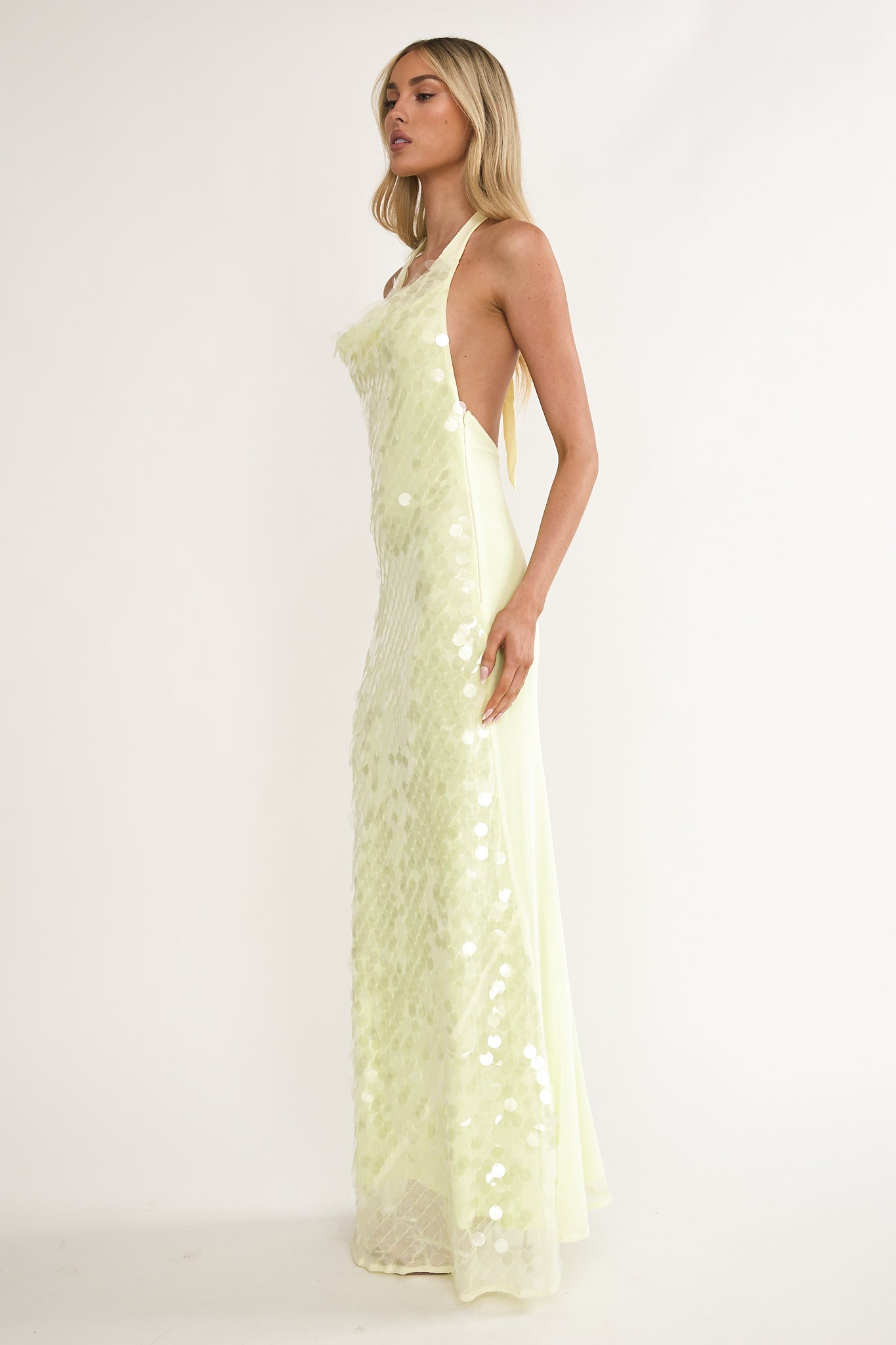 Abito lungo con paillettes e scollo all'americana asimmetrico Kirralee color burro