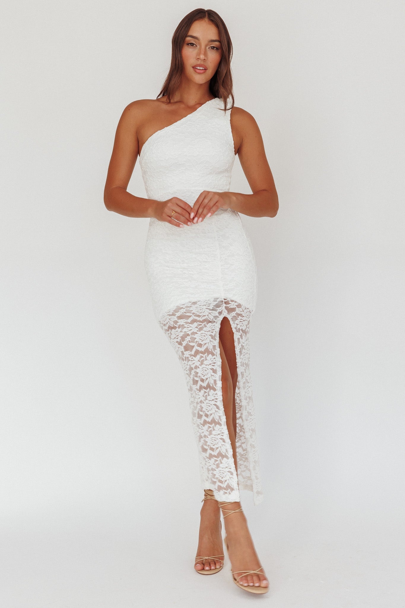 Abito midi monospalla con spacco Lingering Love in pizzo bianco