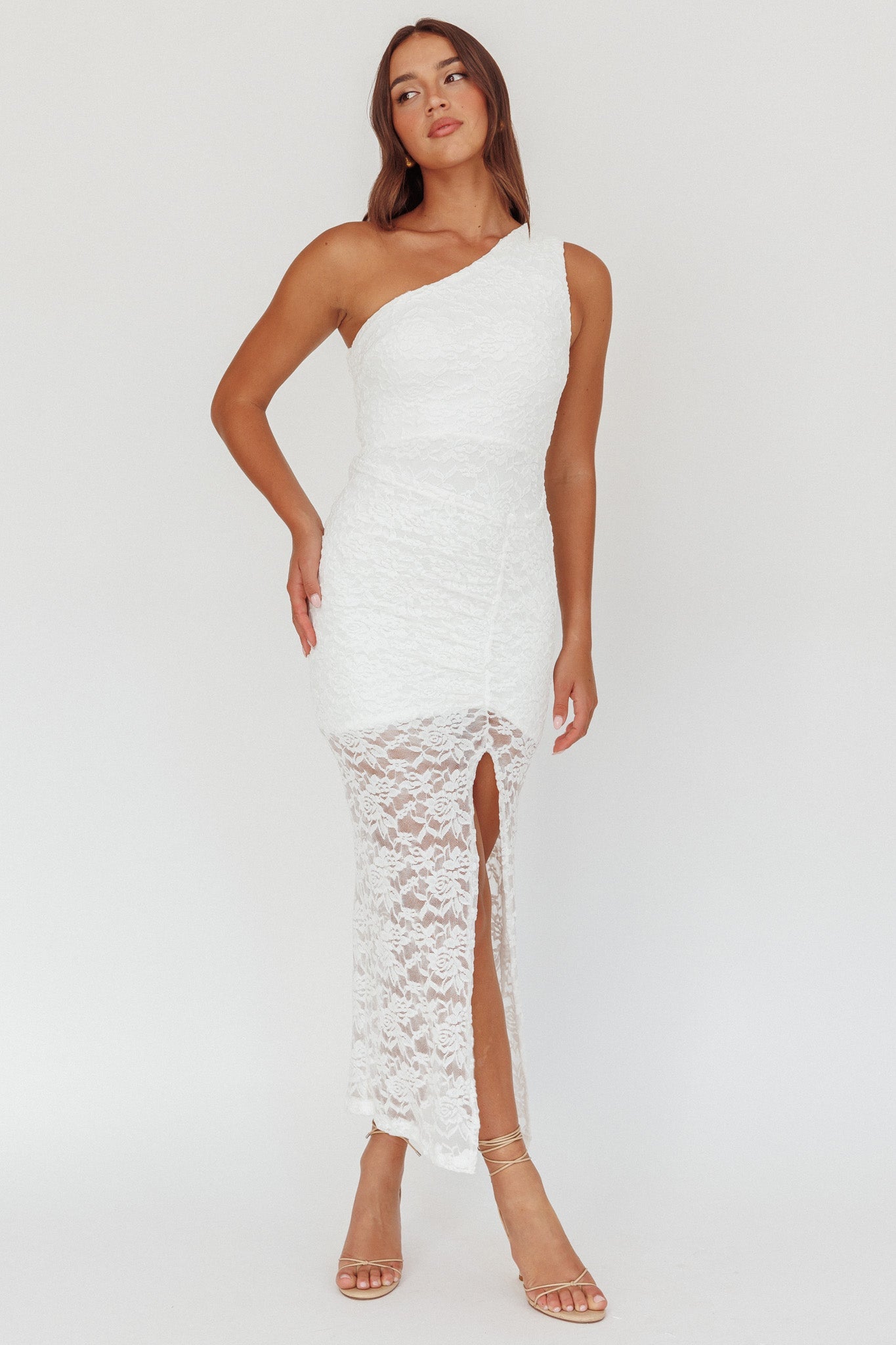 Abito midi monospalla con spacco Lingering Love in pizzo bianco
