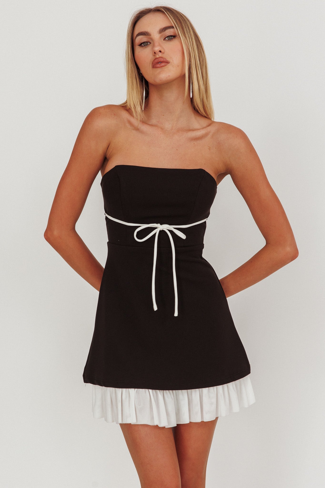 Mini abito nero con lacci e spalline