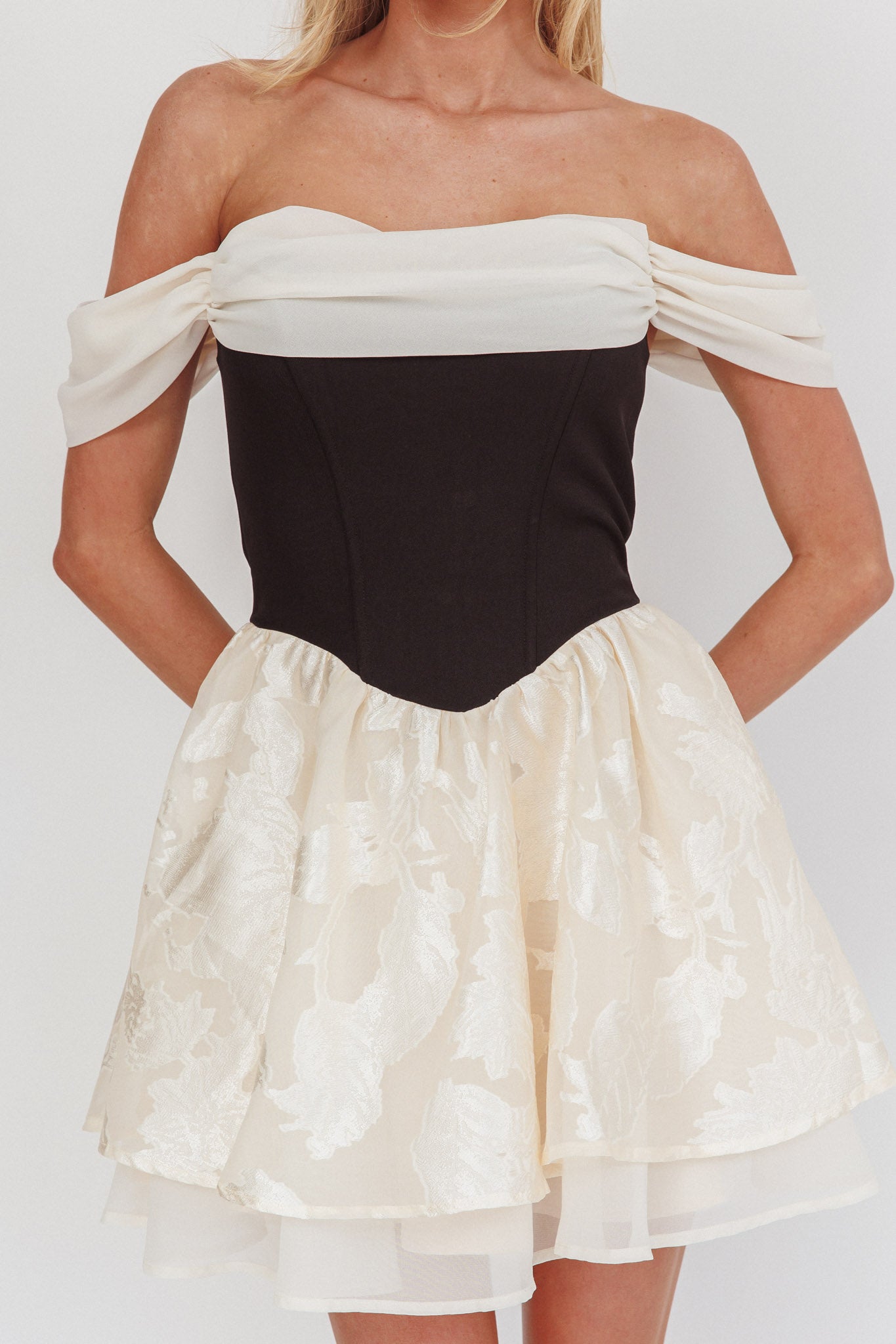 Lussuoso mini abito con spalle scoperte nero/crema