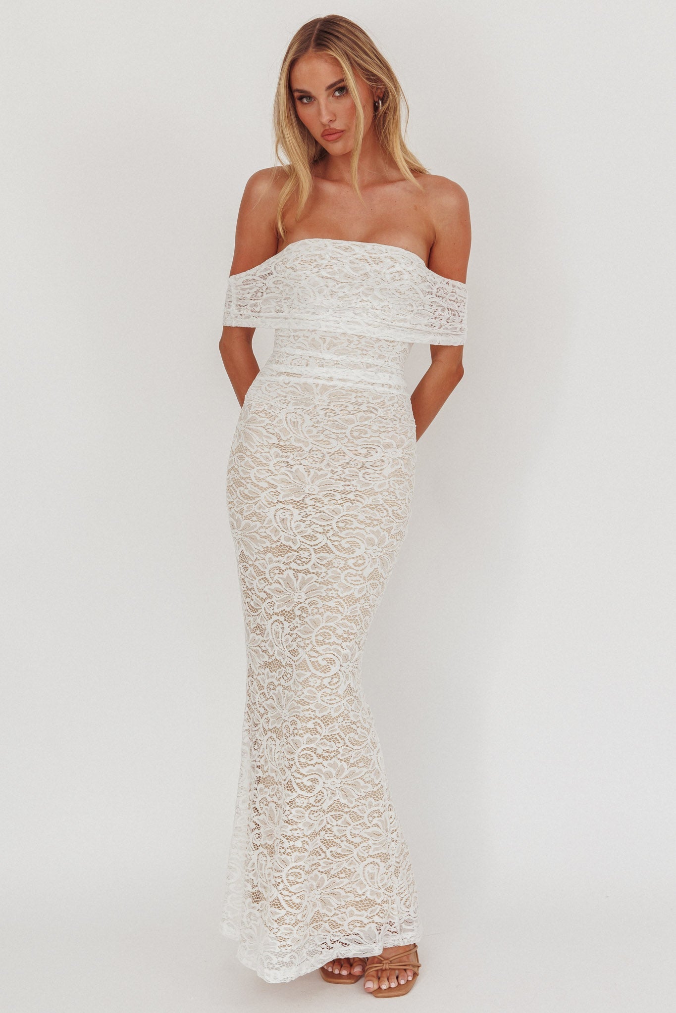 Abito lungo in pizzo con spalle scoperte Flutters bianco