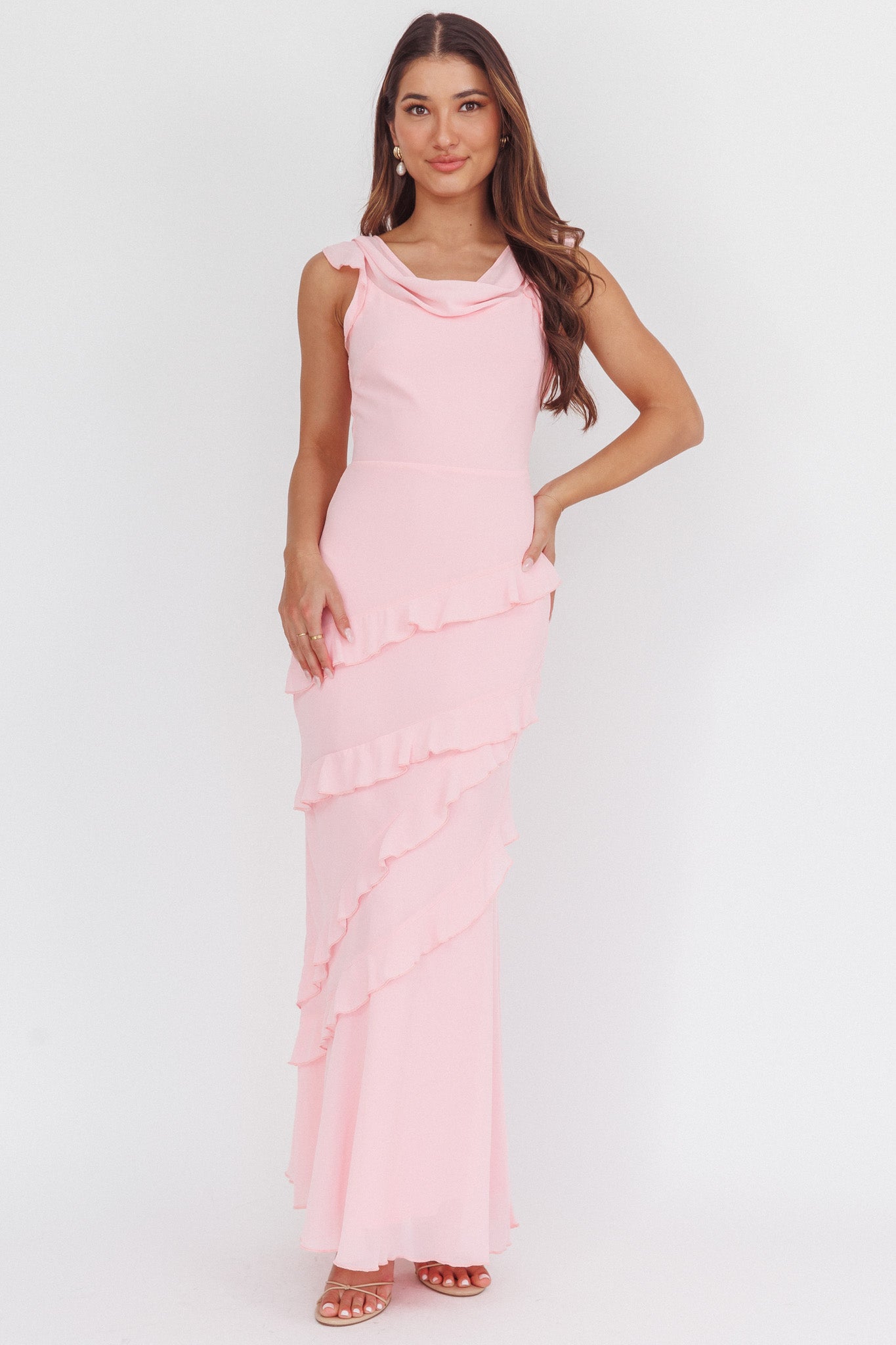 Abito lungo con volant e scollo a cappuccio Sangria, cipria