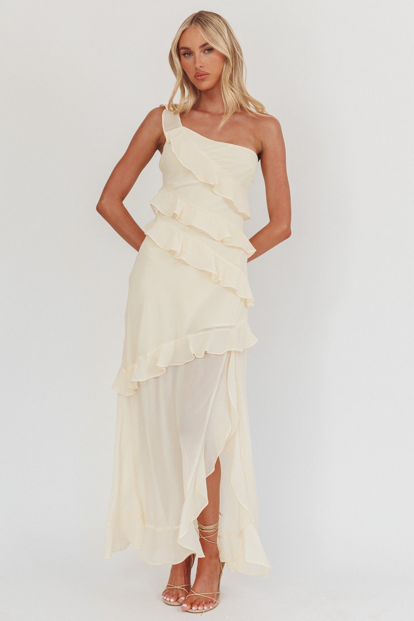 Abito lungo Gelina monospalla con volant color burro