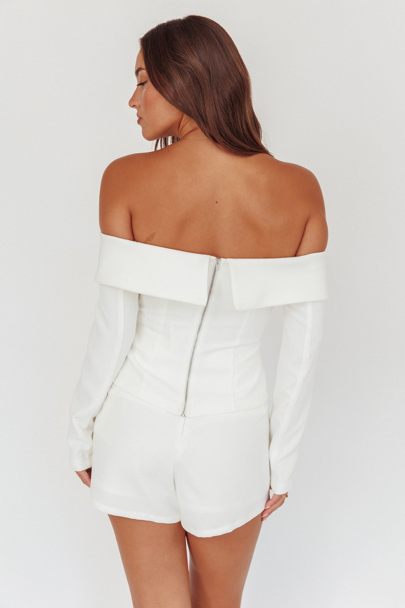 Top a maniche lunghe con spalle scoperte Adalis bianco sporco