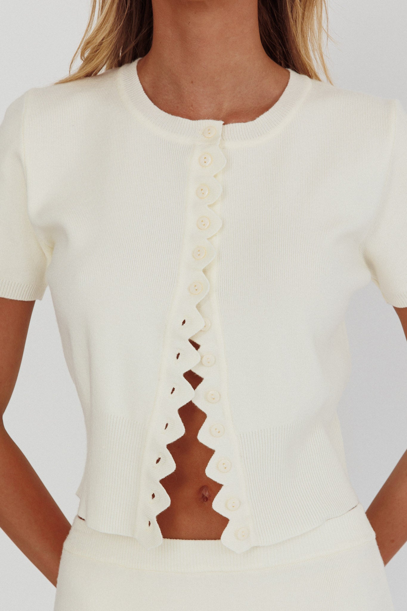 Maglia con bordo smerlato Don't Mind, color crema