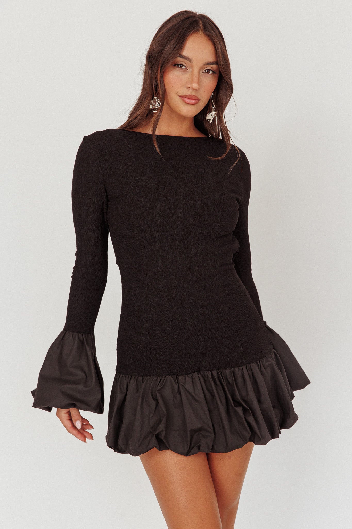 Promise Bubble Hem Mini abito nero con schiena scoperta