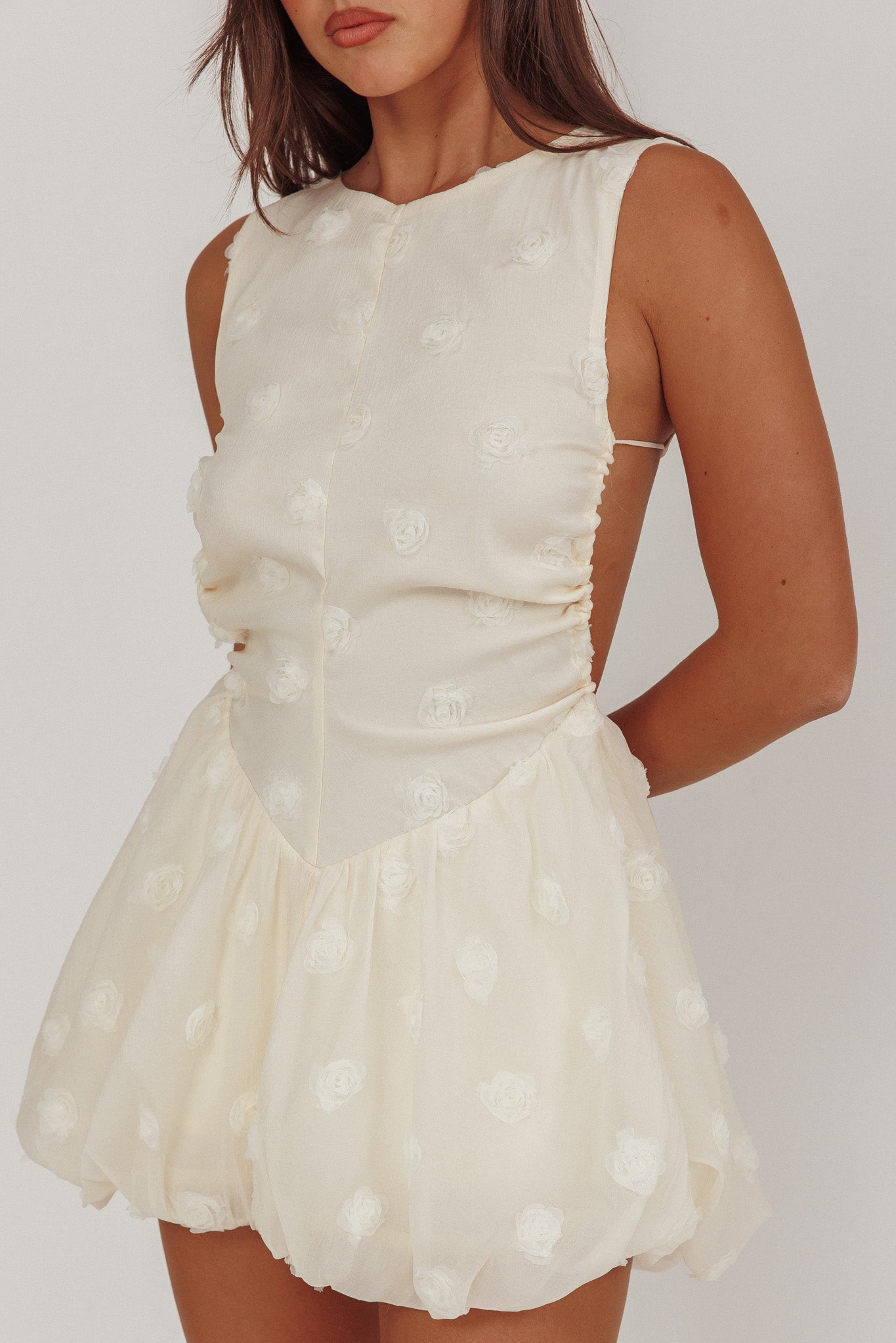Vestito corto a palloncino con schiena scoperta Tealy, color crema