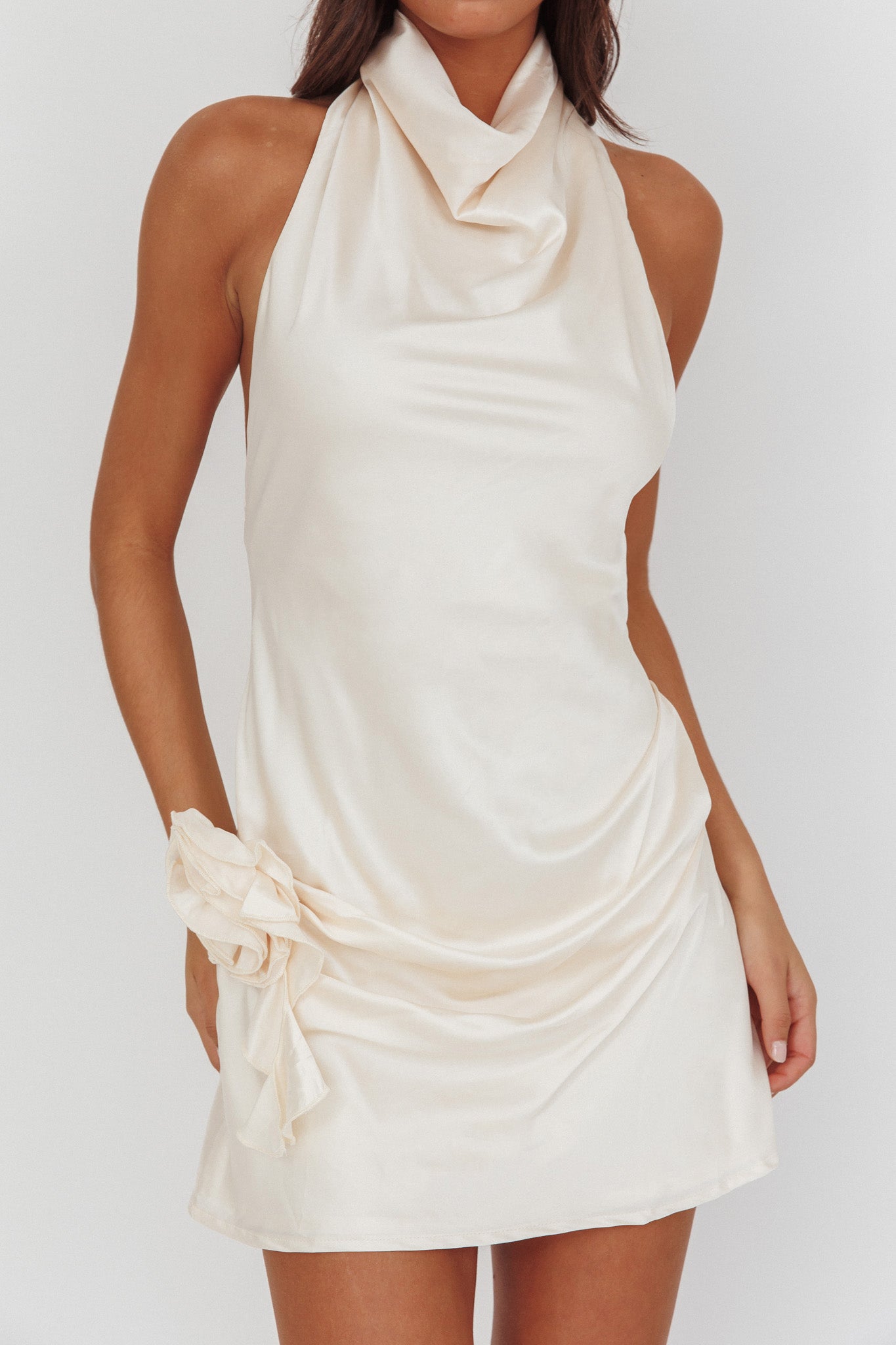 Mini abito con scollo all'americana e cappuccio alto Elarah Pearl