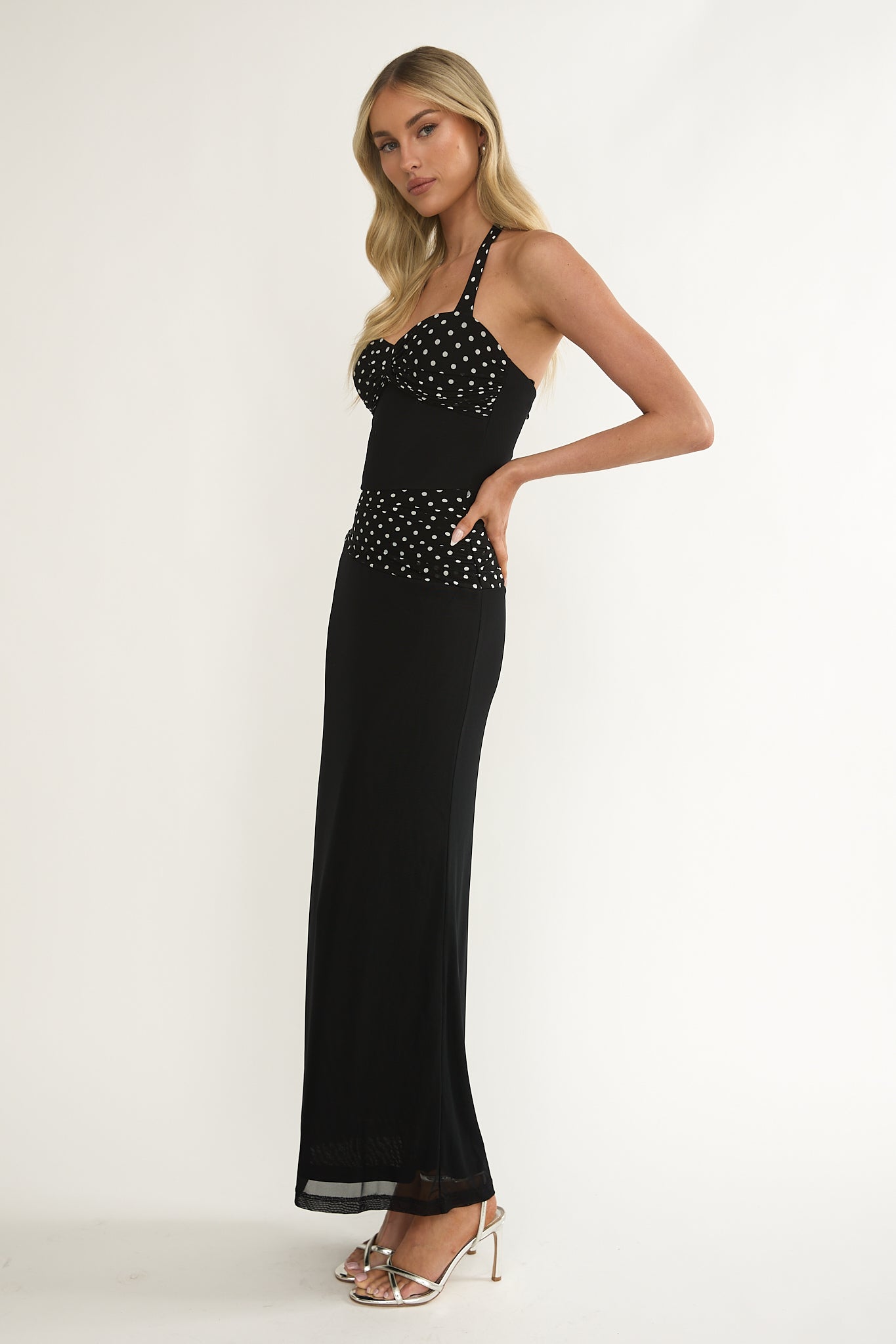 Abito lungo con scollo all'americana e vita arricciata, nero