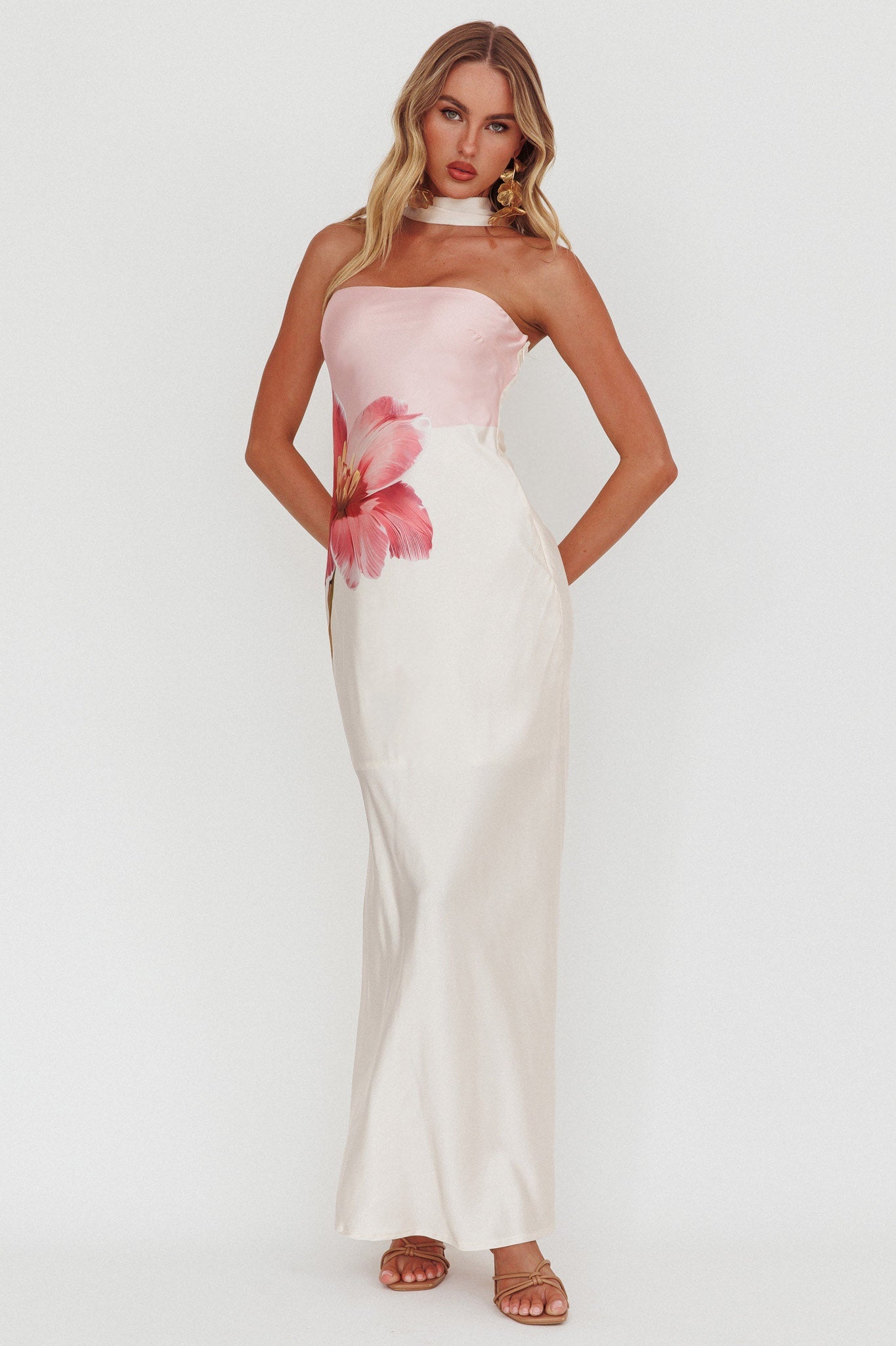 Abito lungo Damsel Reverse Halter con fiore rosa