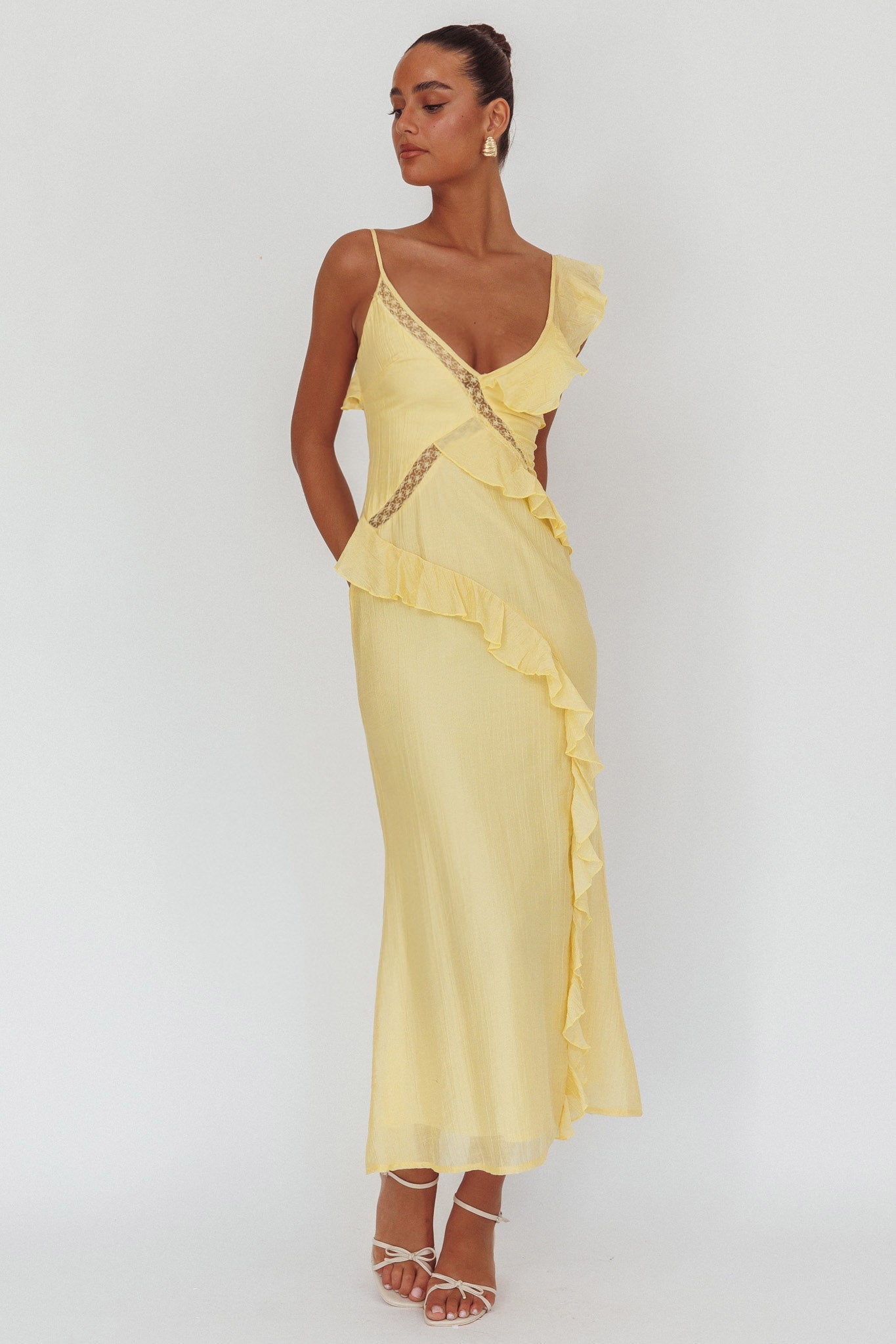 La Estrella Maxi Dress con volant e pizzo color burro
