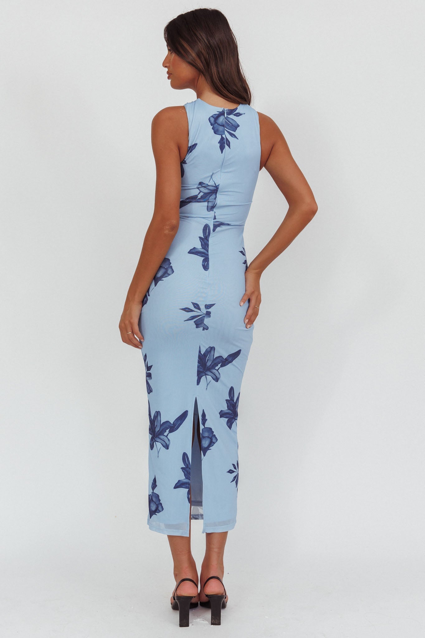 Abito lungo con scollo a V e maglie dorate Maretha Lily Blue