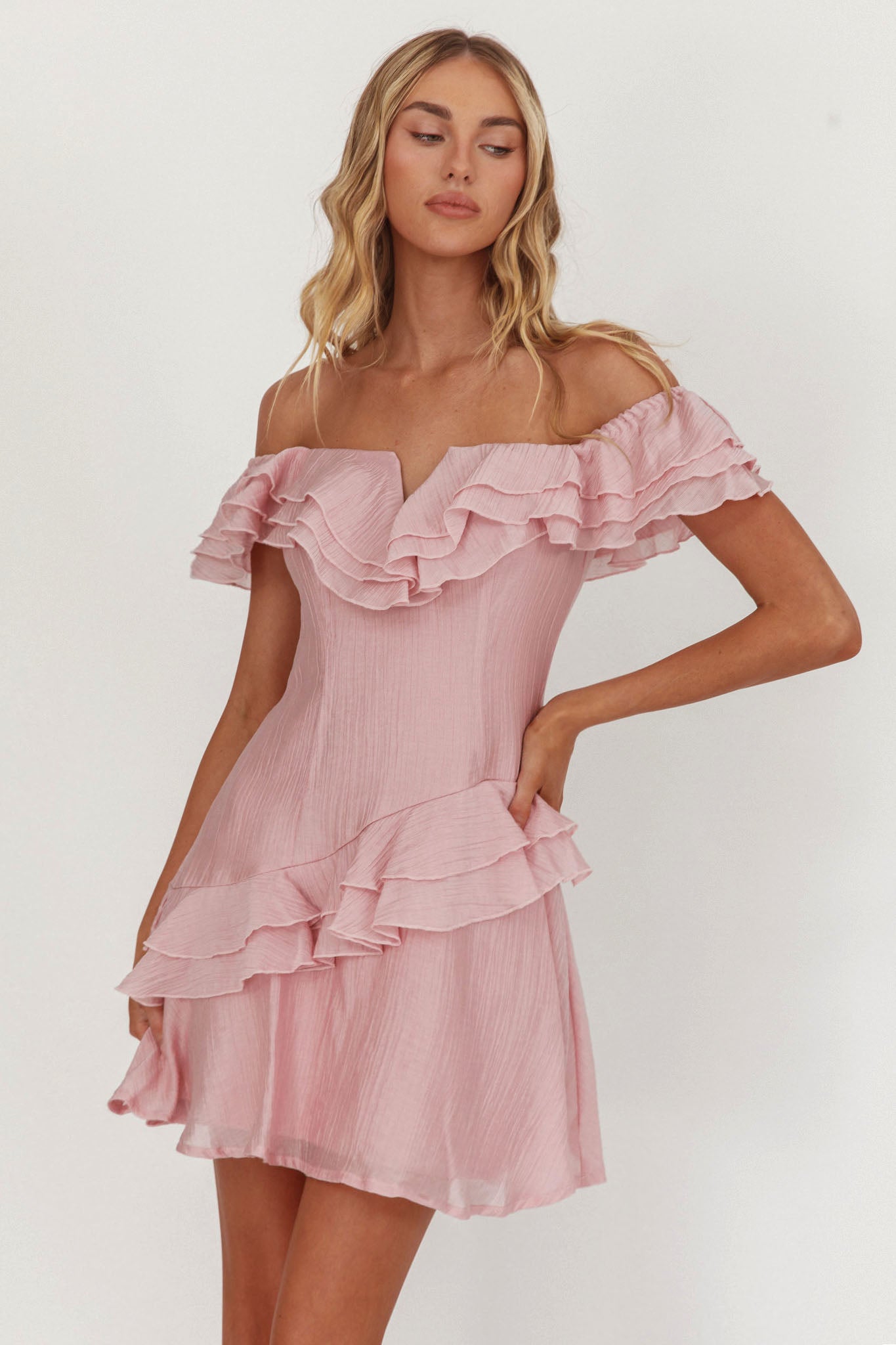 Abito corto con volant e spalle scoperte Sinclair Blush