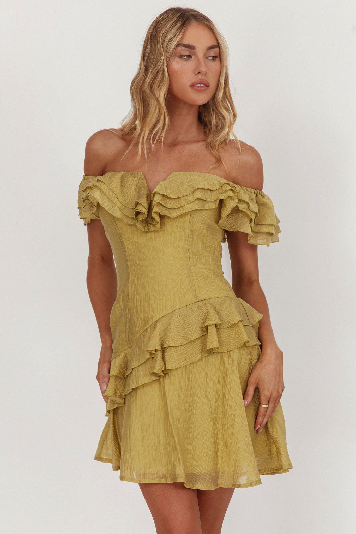 Mini abito Sinclair con volant e spalle scoperte, color cachi