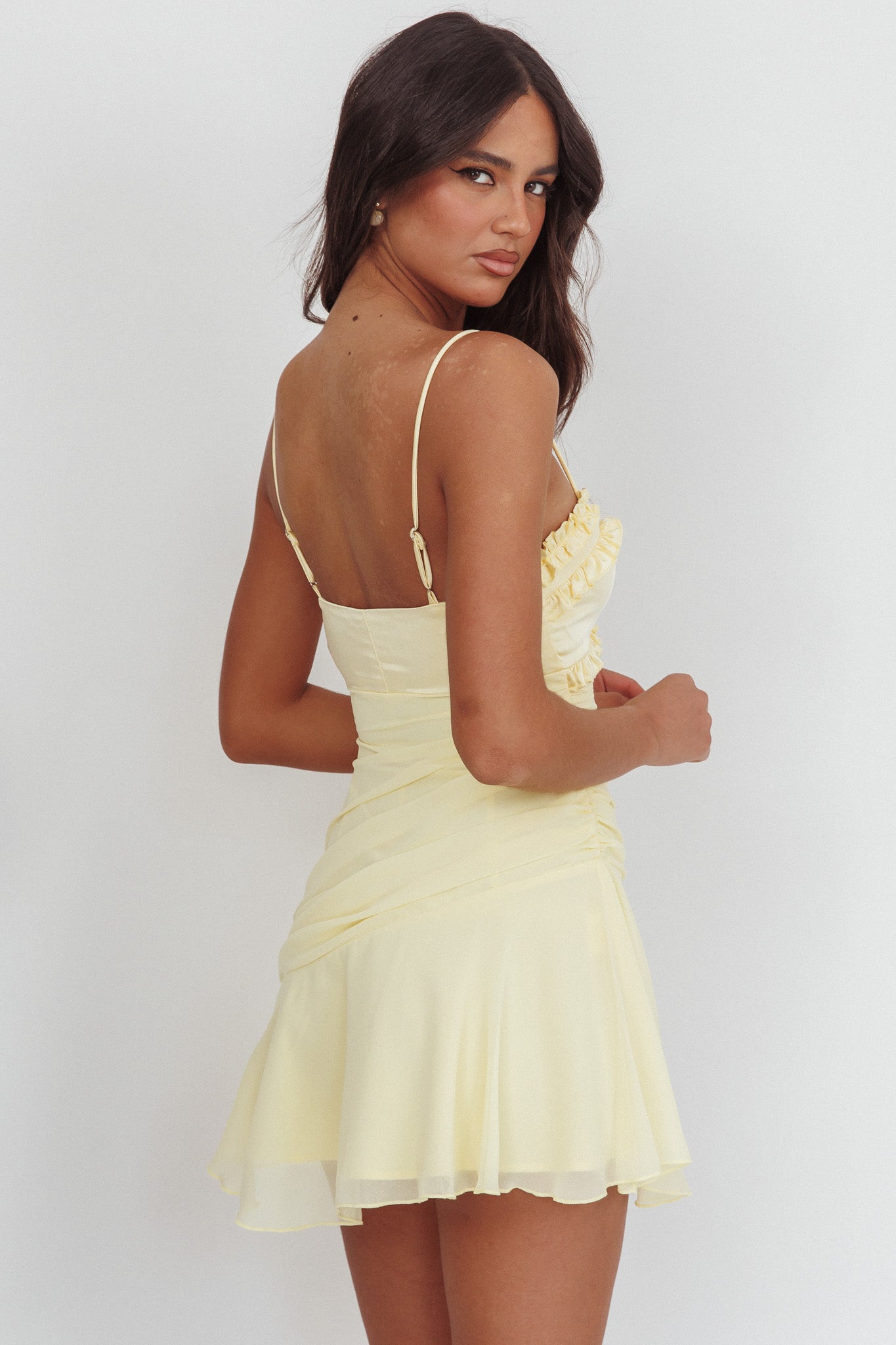 Mini abito giallo con balze delicate