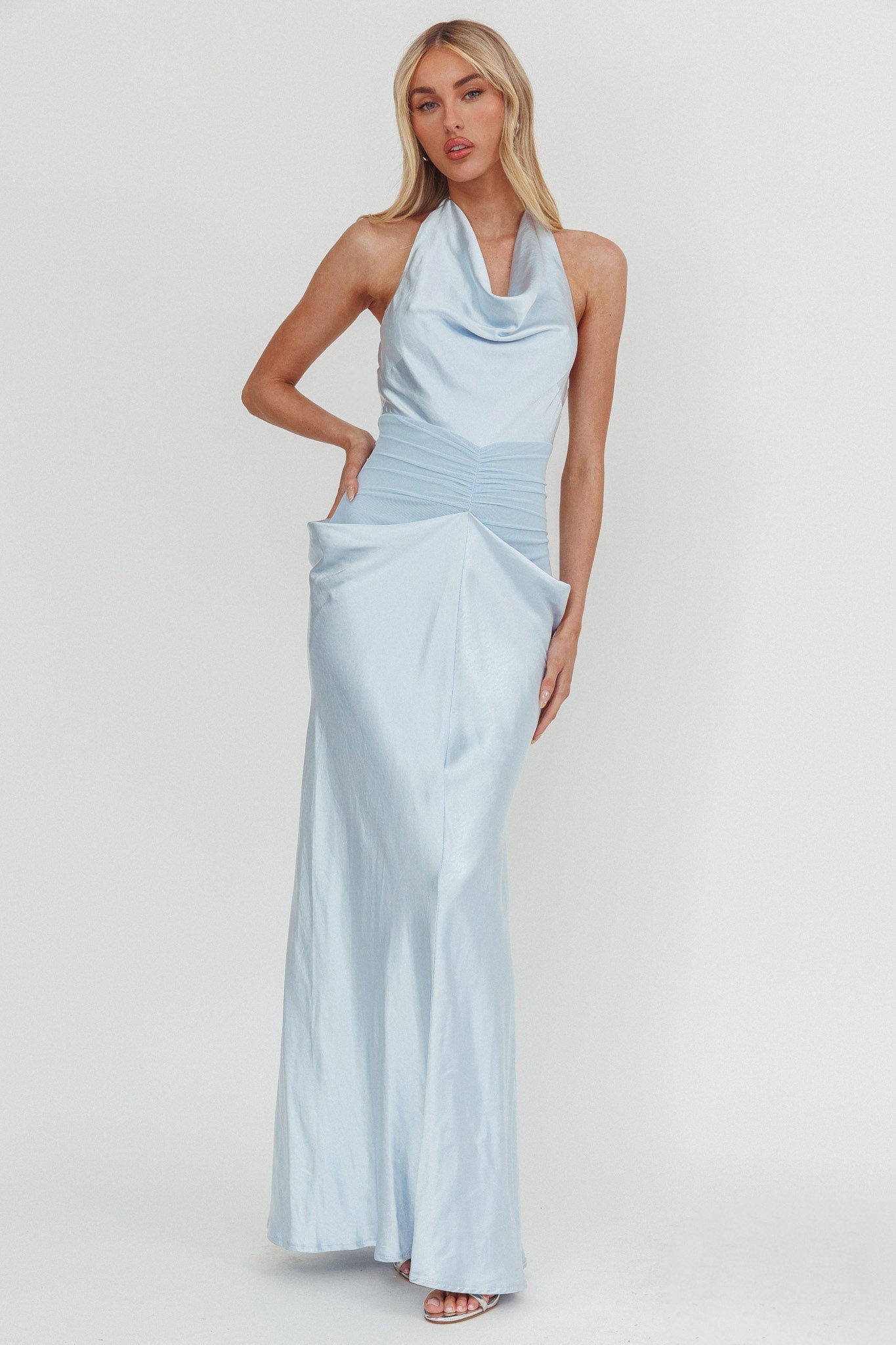 Abito lungo con scollo a cappuccio e vita arricciata Zynthia blu ghiaccio