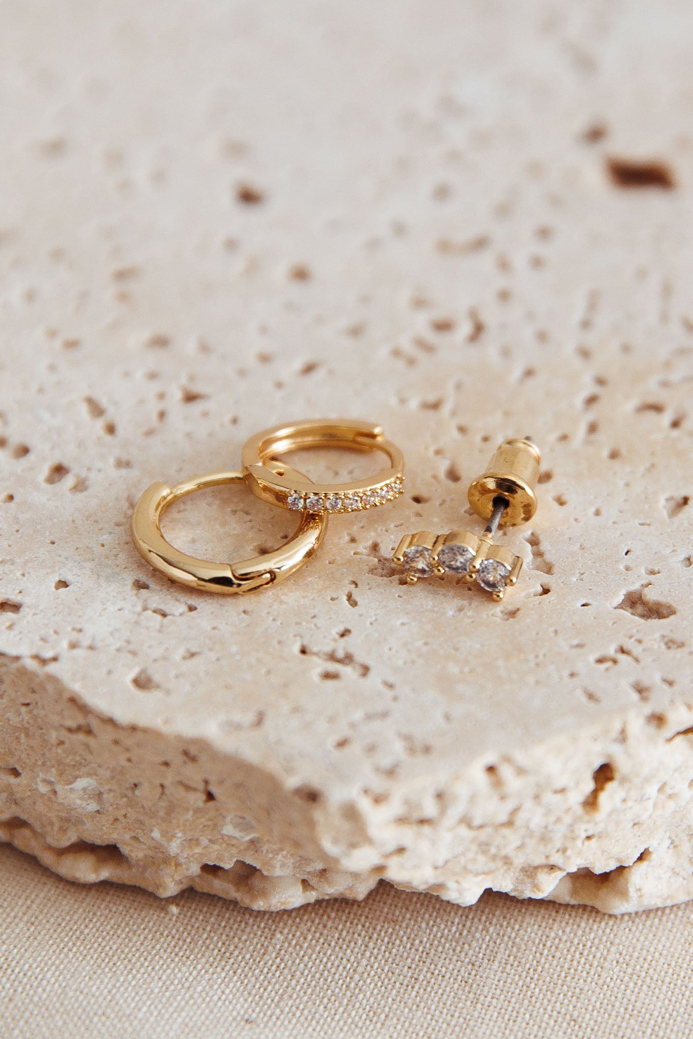 Set di orecchini in cristallo con segni zodiacali in oro