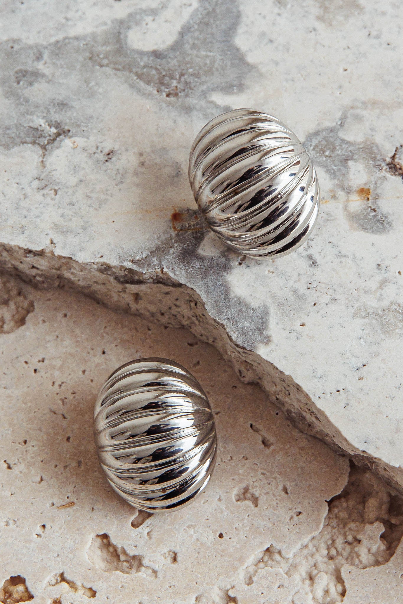 Orecchini Shelly Ribbed Curve in argento scuro