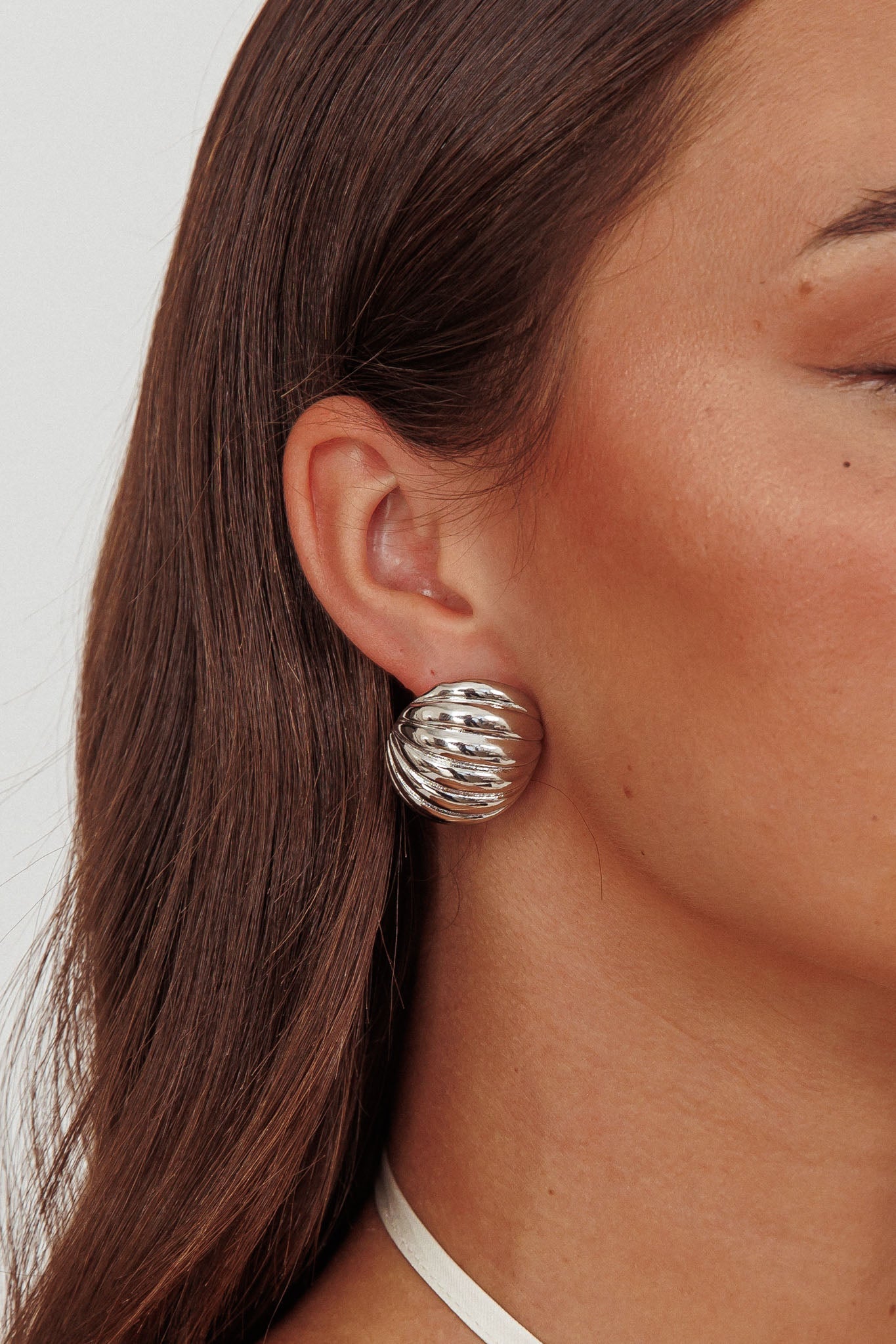 Orecchini Shelly Ribbed Curve in argento scuro