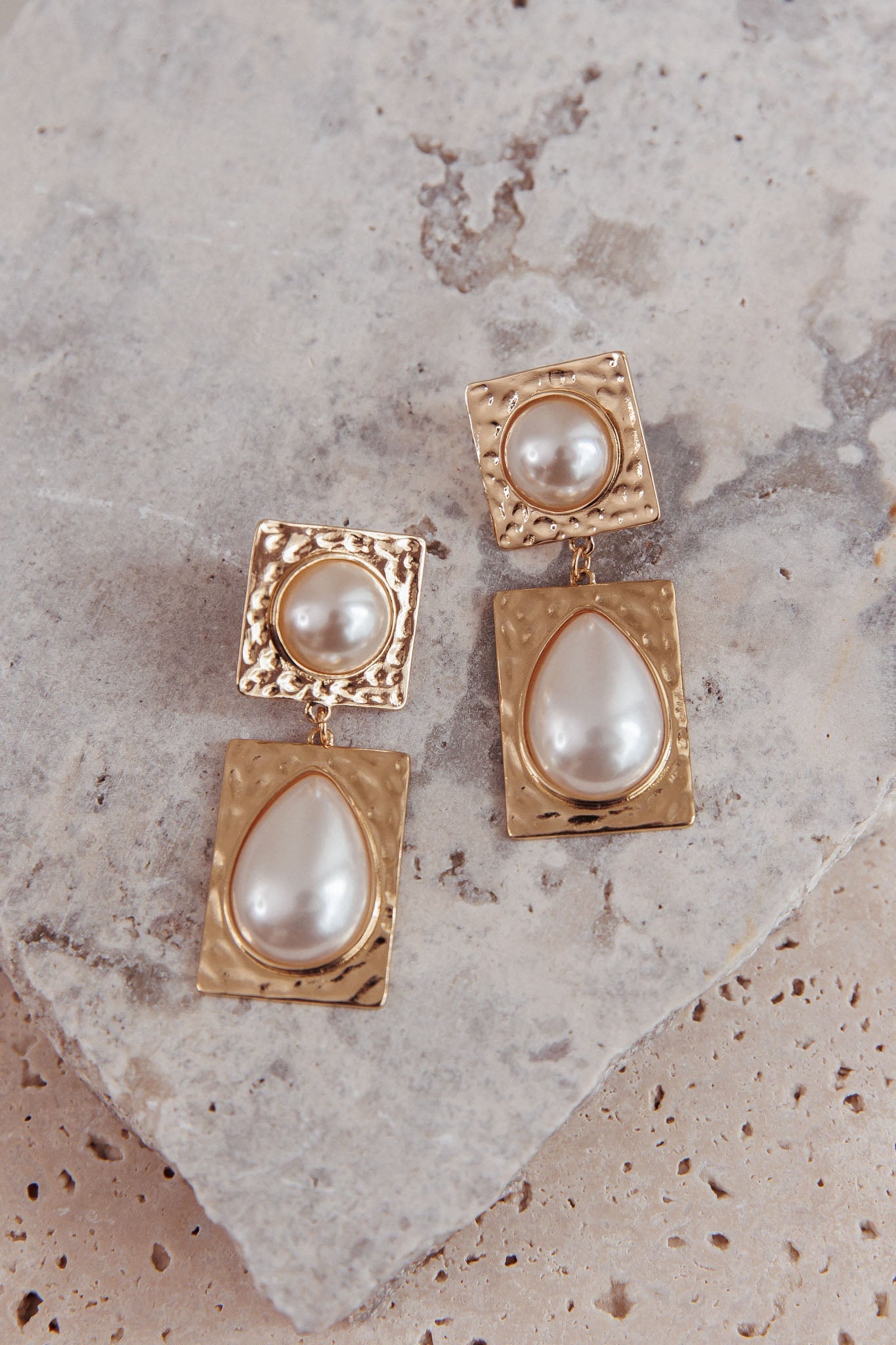 Orecchini pendenti martellati Chloe in oro/perla