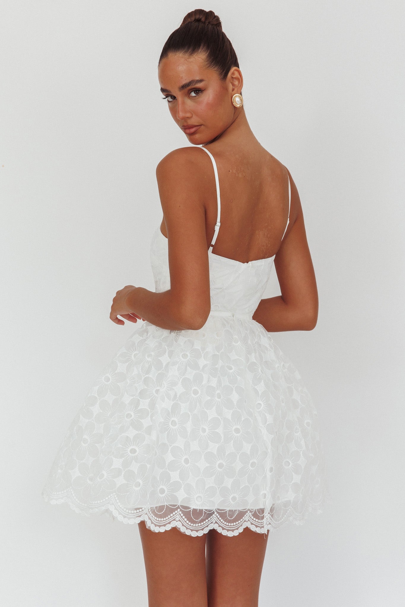 Mini abito Bahia in pizzo bianco con scollo quadrato e linea ad A